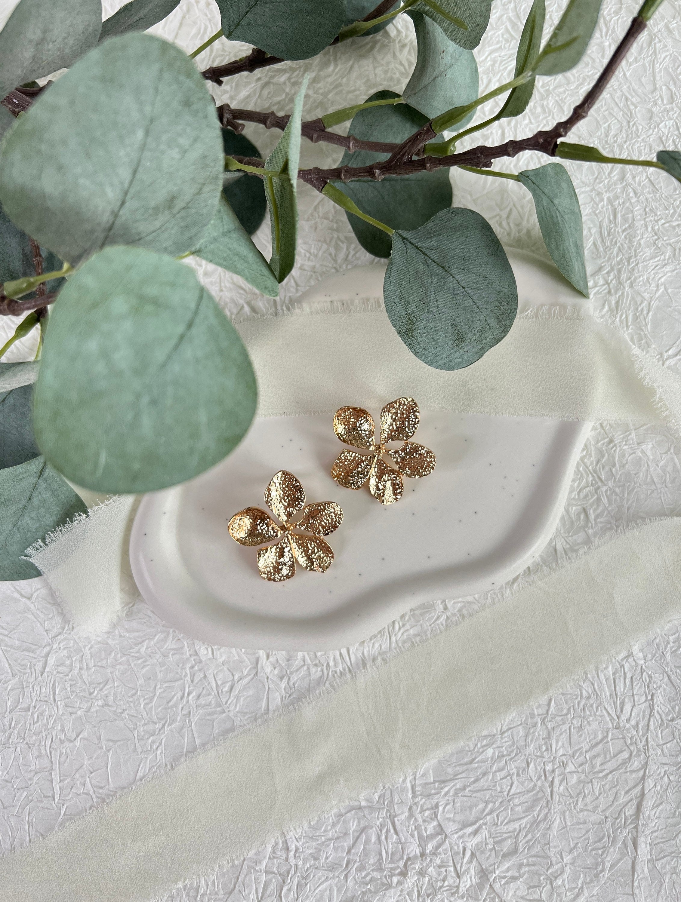 Braut Ohrringe, große Blüten, gold glänzend, große Ohrstecker, unebene Struktur Brautohrringe-Ohrringe-Schmuckblüte