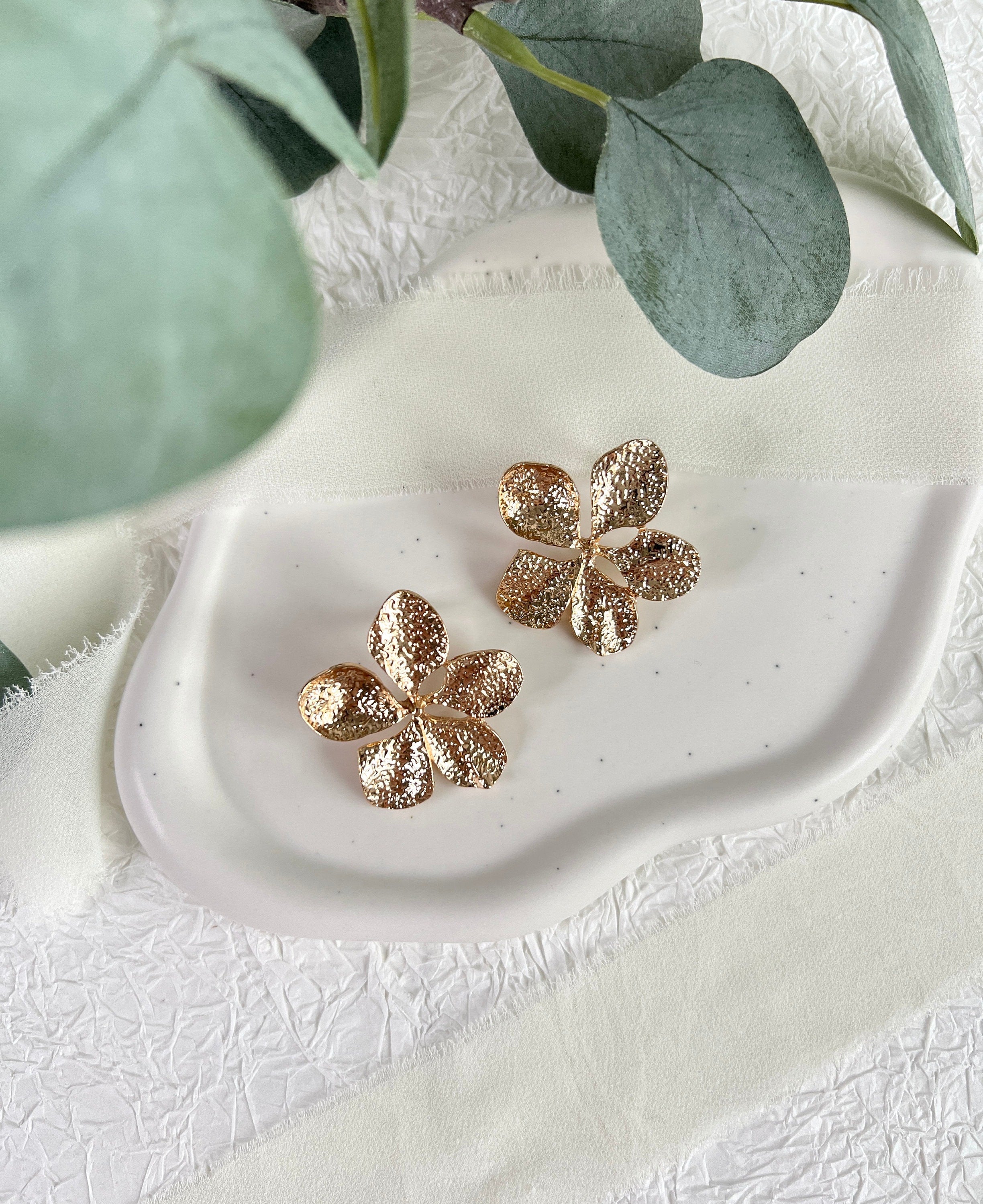 Braut Ohrringe, große Blüten, gold glänzend, große Ohrstecker, unebene Struktur Brautohrringe-Ohrringe-Schmuckblüte