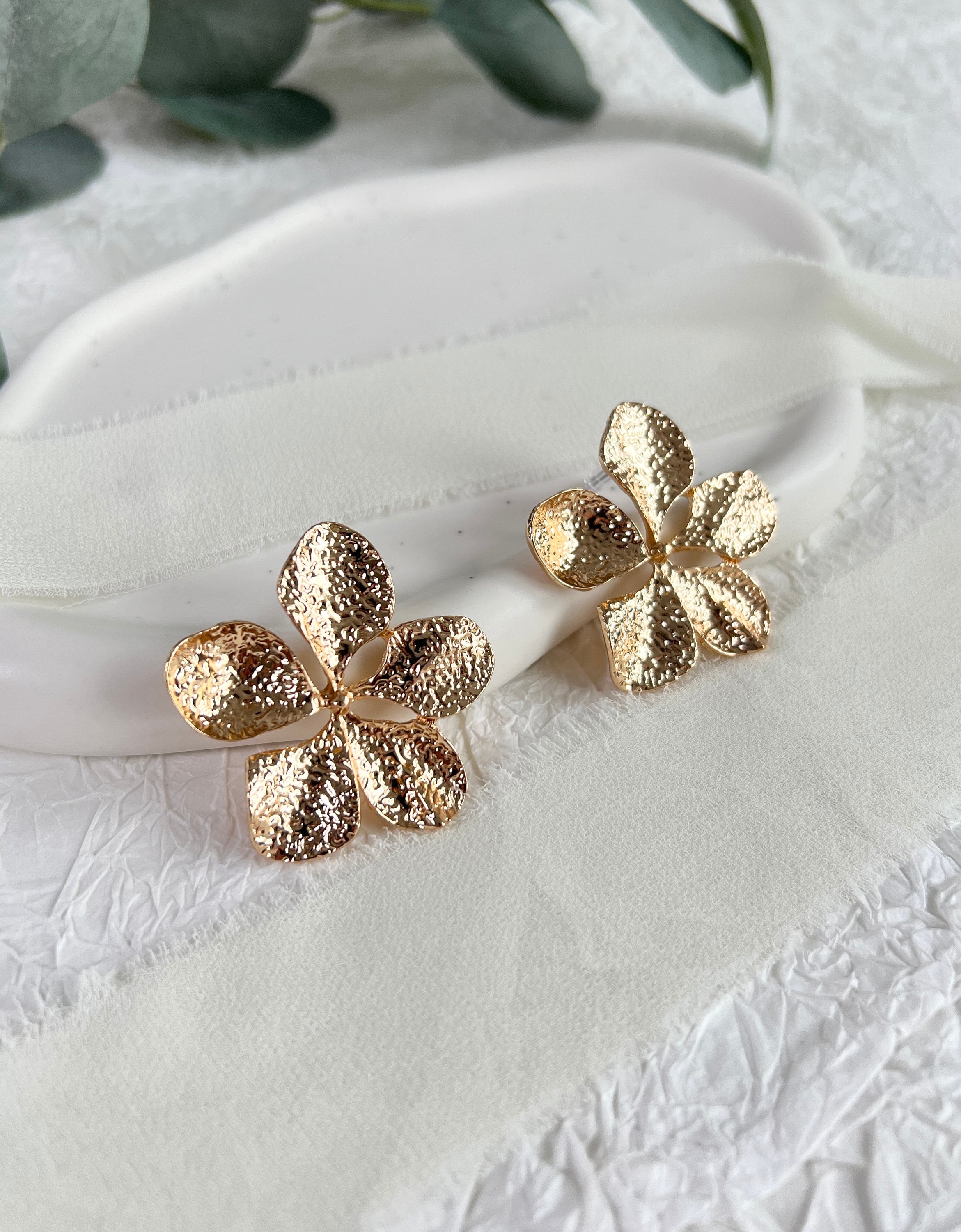 Braut Ohrringe, große Blüten, gold glänzend, große Ohrstecker, unebene Struktur Brautohrringe-Ohrringe-Schmuckblüte