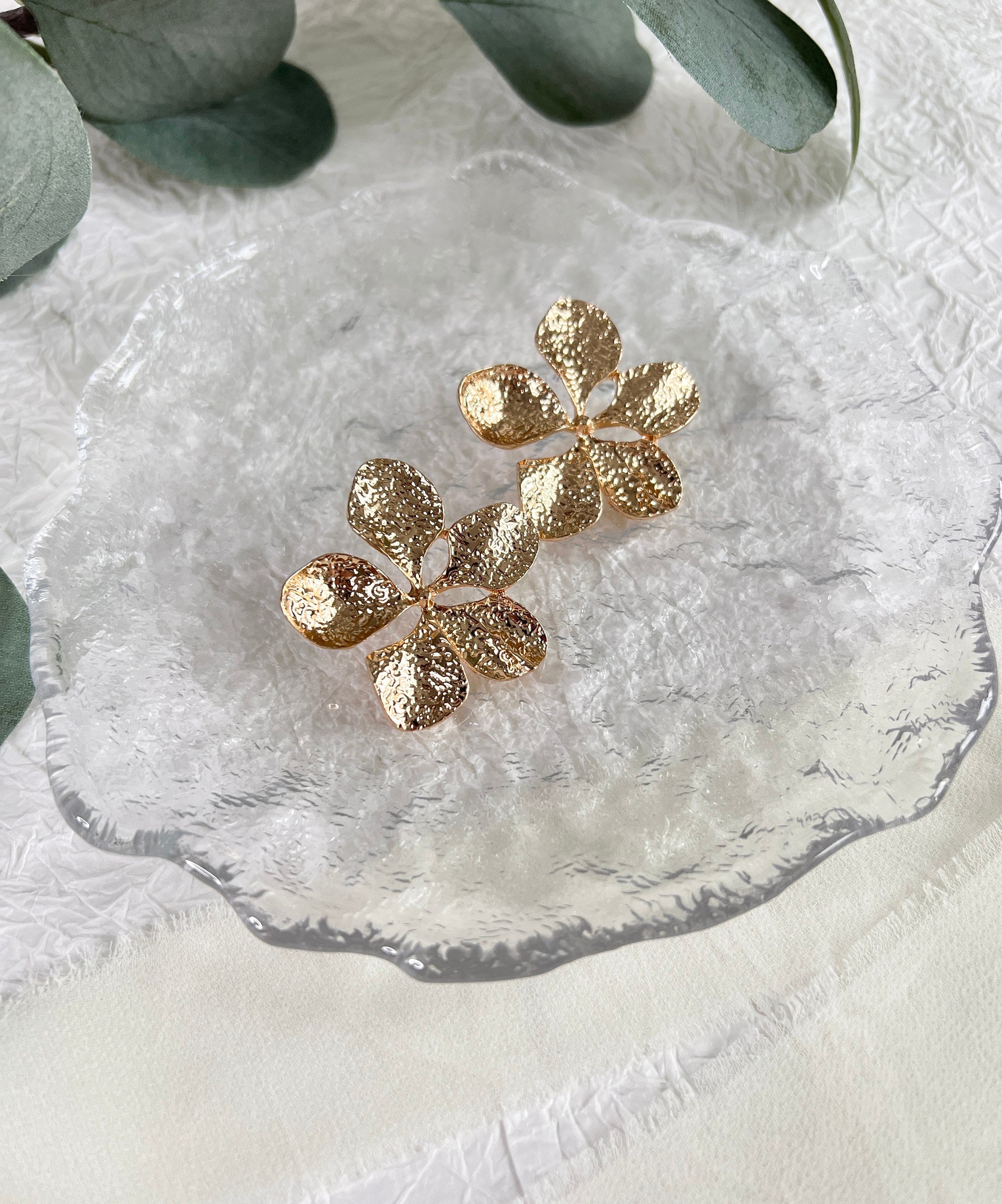 Braut Ohrringe, große Blüten, gold glänzend, große Ohrstecker, unebene Struktur Brautohrringe-Ohrringe-Schmuckblüte