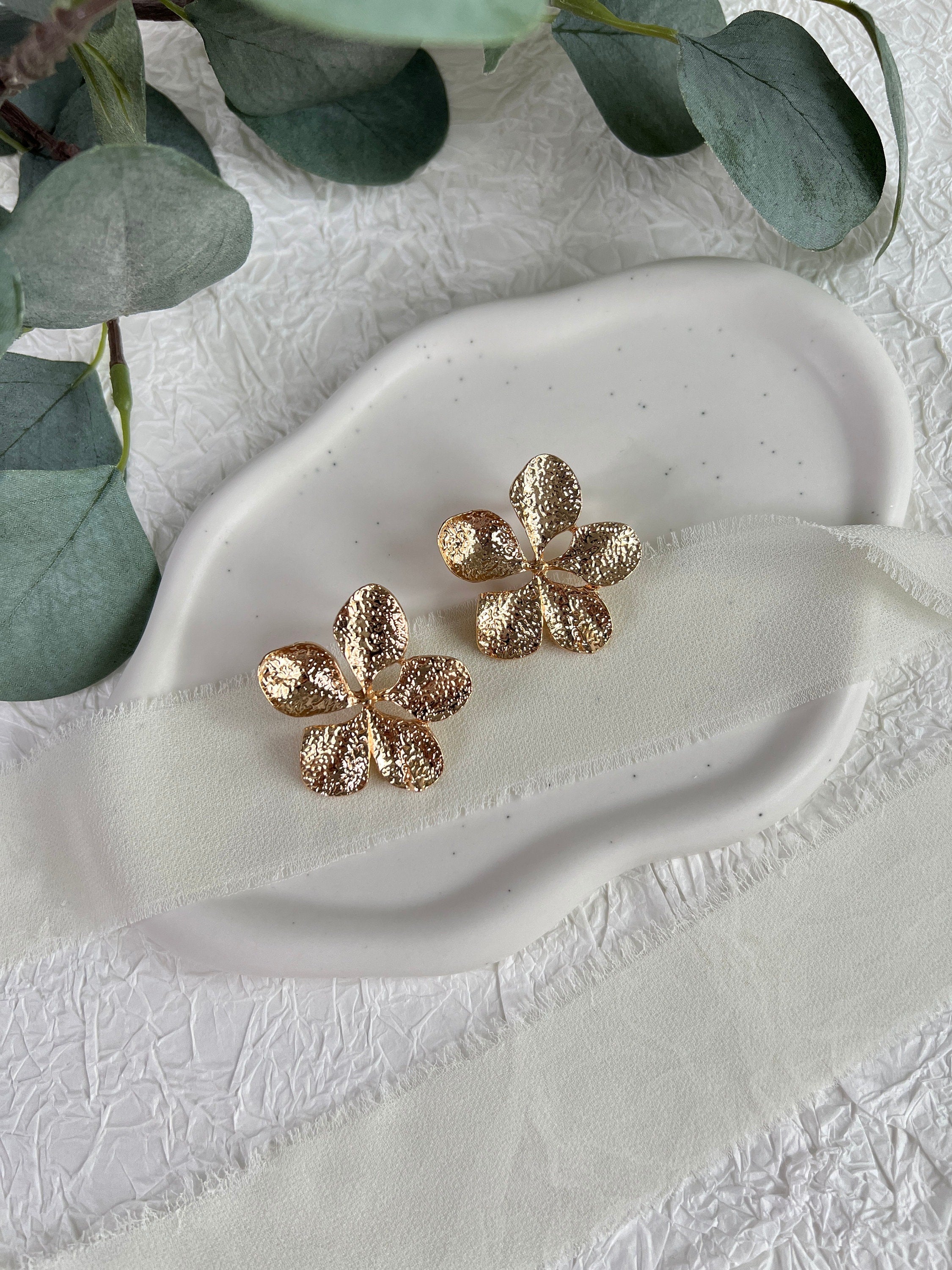 Braut Ohrringe, große Blüten, gold glänzend, große Ohrstecker, unebene Struktur Brautohrringe-Ohrringe-Schmuckblüte