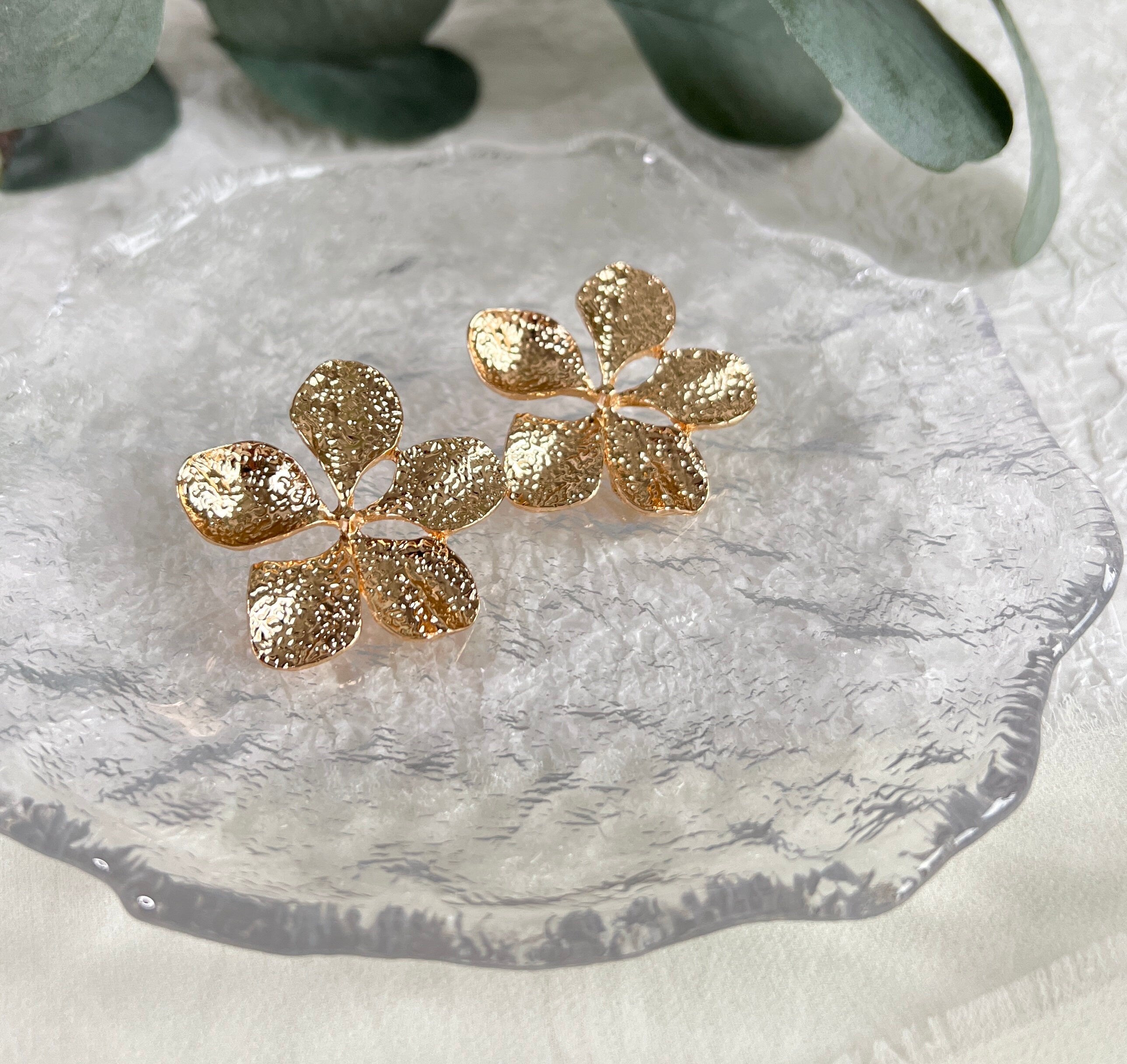 Braut Ohrringe, große Blüten, gold glänzend, große Ohrstecker, unebene Struktur Brautohrringe-Ohrringe-Schmuckblüte