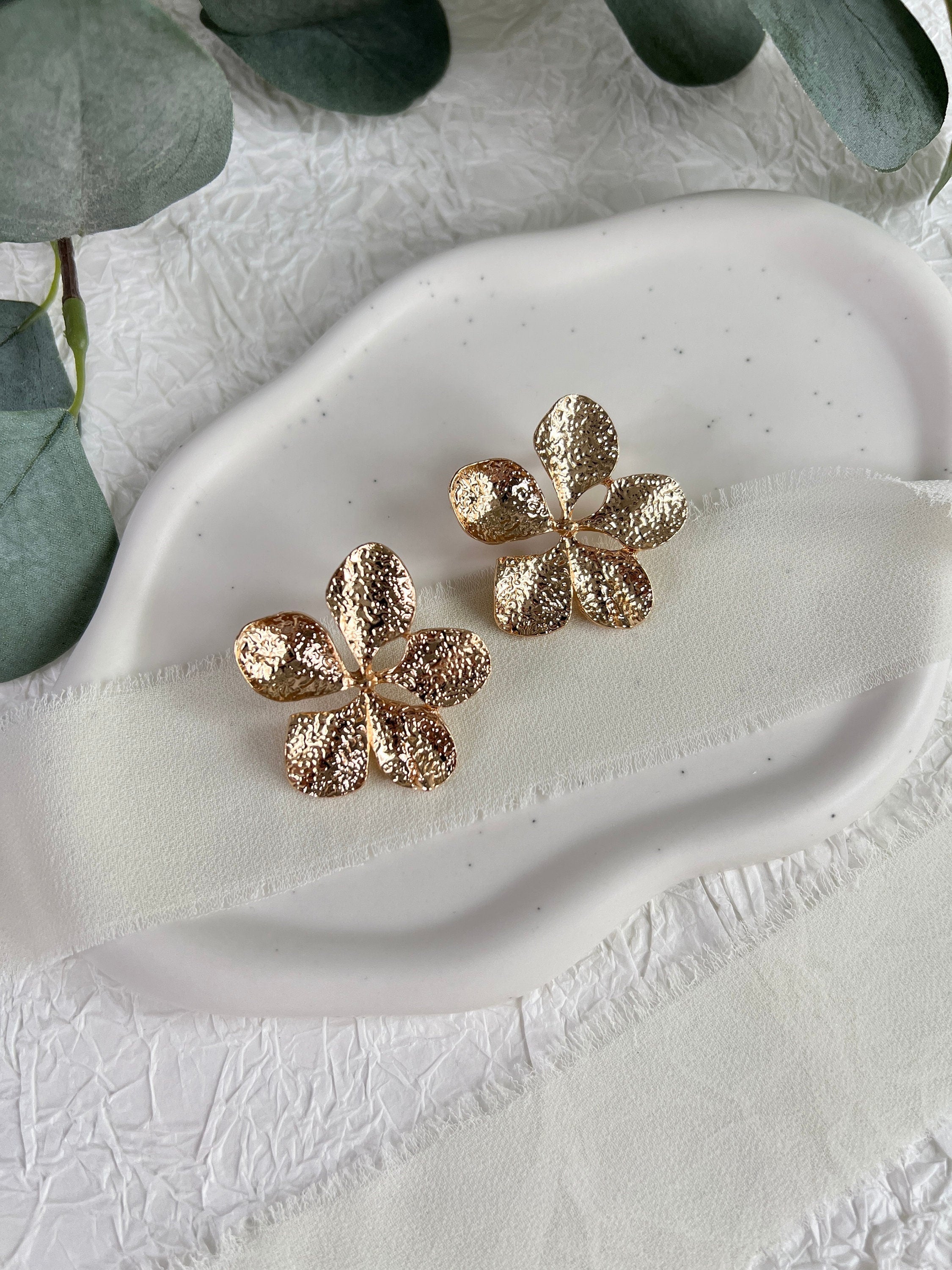 Braut Ohrringe, große Blüten, gold glänzend, große Ohrstecker, unebene Struktur Brautohrringe-Ohrringe-Schmuckblüte