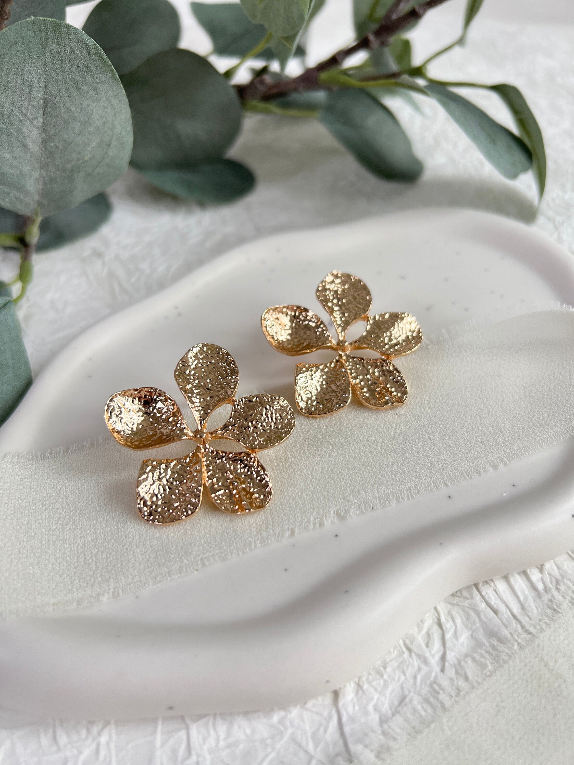 Braut Ohrringe, große Blüten, gold glänzend, große Ohrstecker, unebene Struktur Brautohrringe-Ohrringe-Schmuckblüte