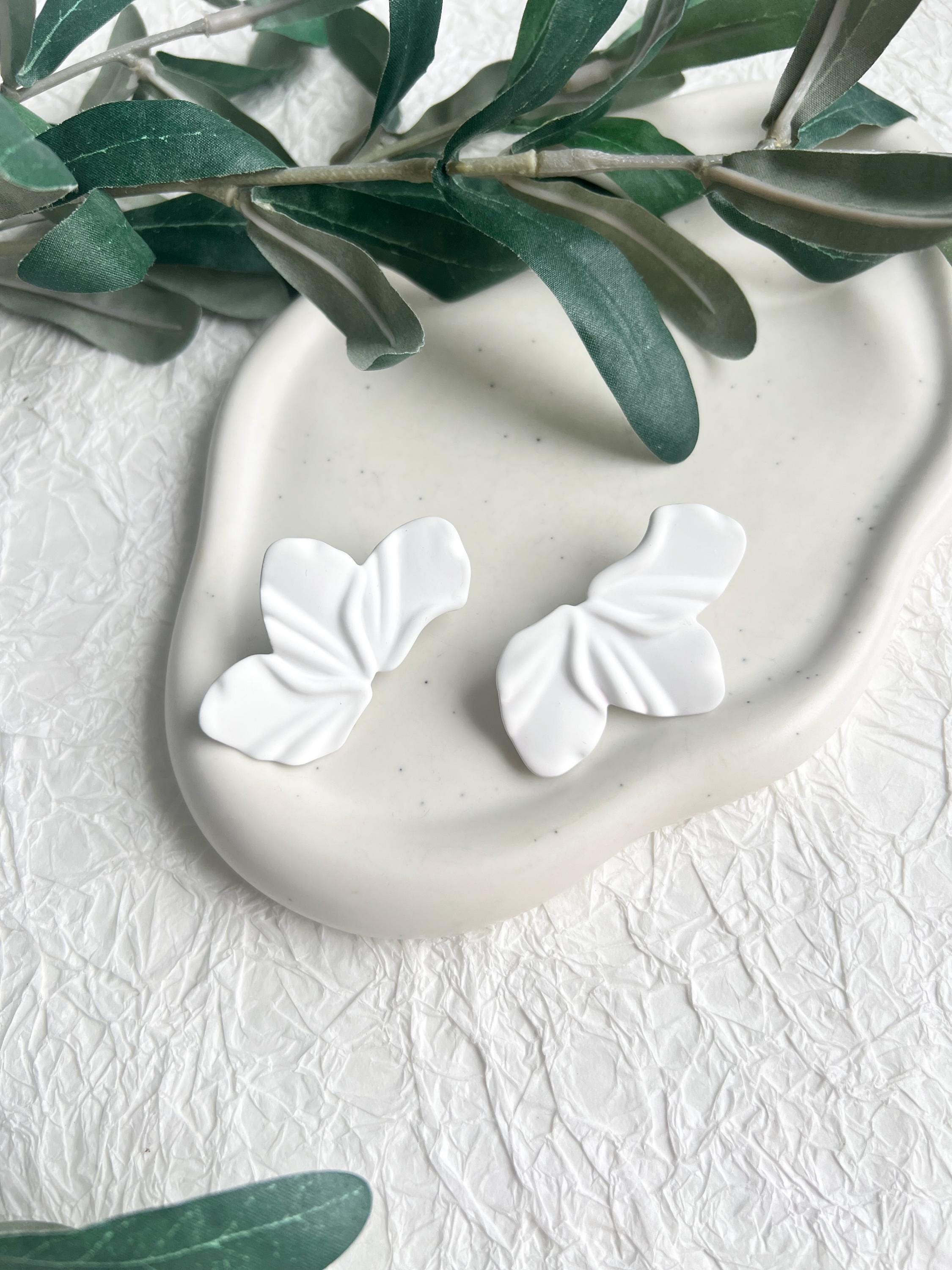 Moderne Brautohrringe, weiß, Blaetterform, Blüten, matte Oberfläche, große Ohrstecker, Brautschmuck
