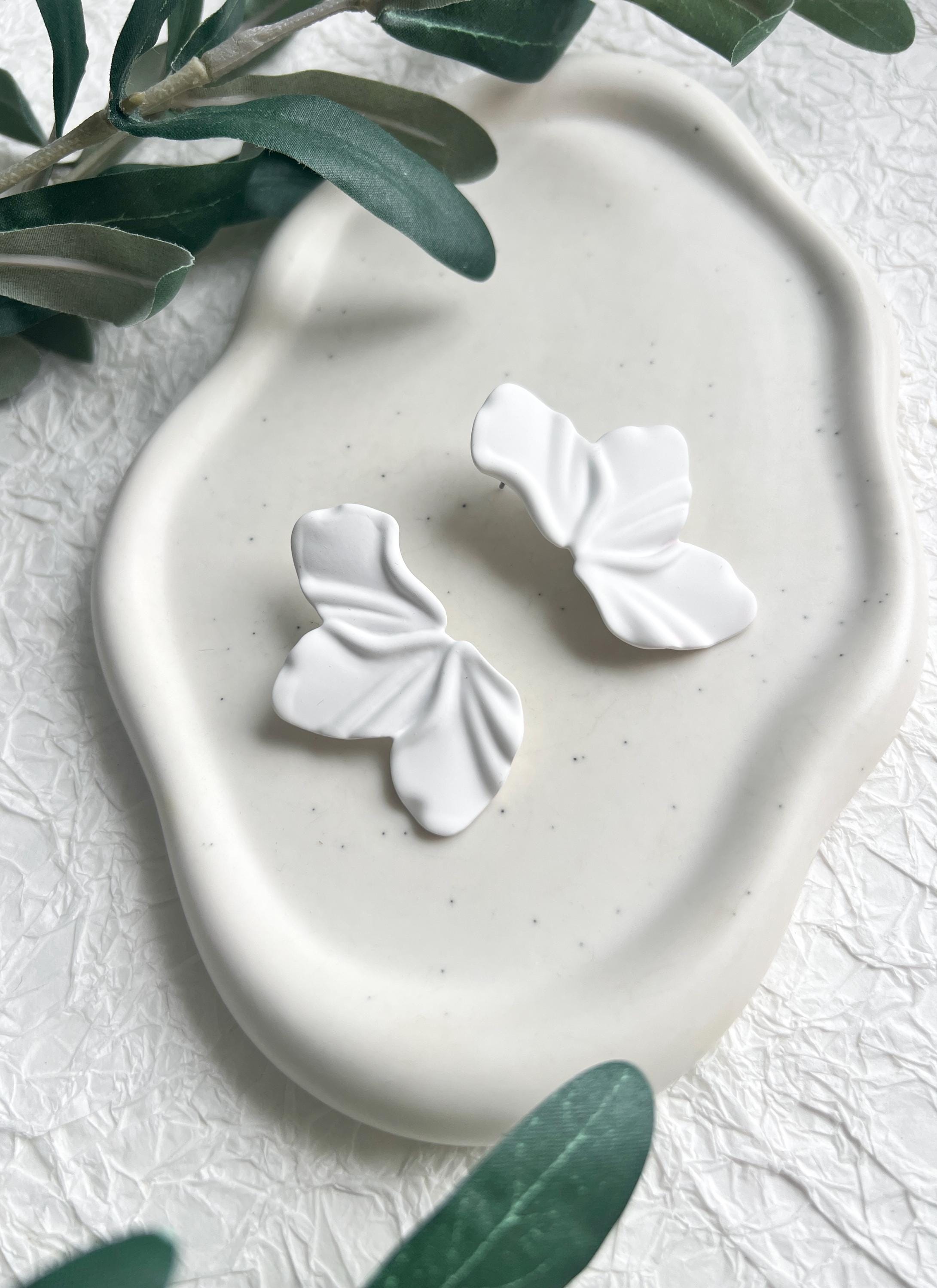 Moderne Brautohrringe, weiß, Blaetterform, Blüten, matte Oberfläche, große Ohrstecker, Brautschmuck