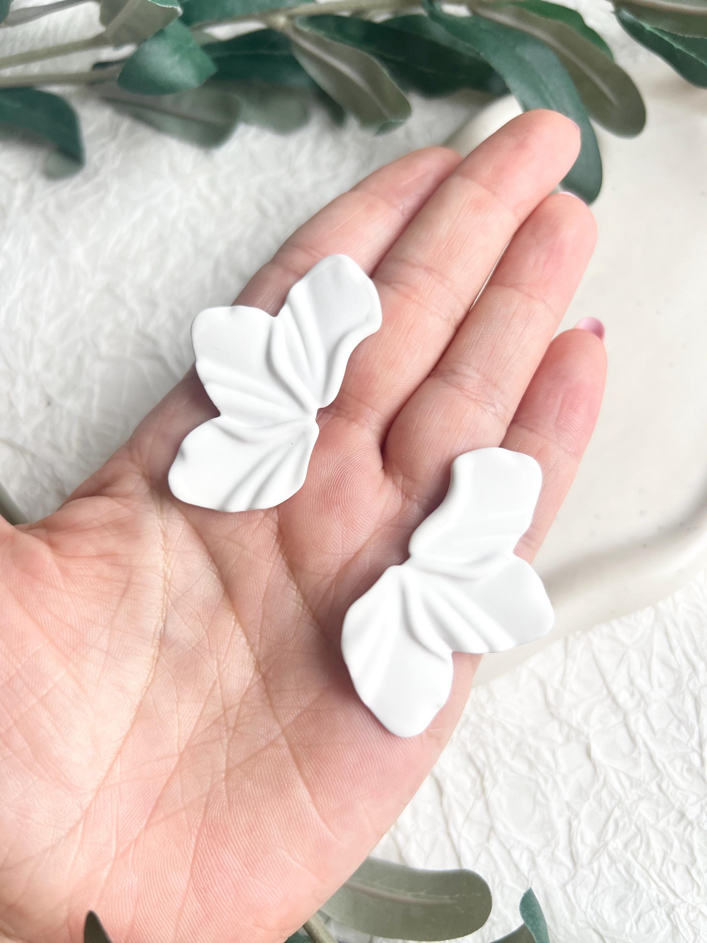 Moderne Brautohrringe, weiß, Blaetterform, Blüten, matte Oberfläche, große Ohrstecker, Brautschmuck