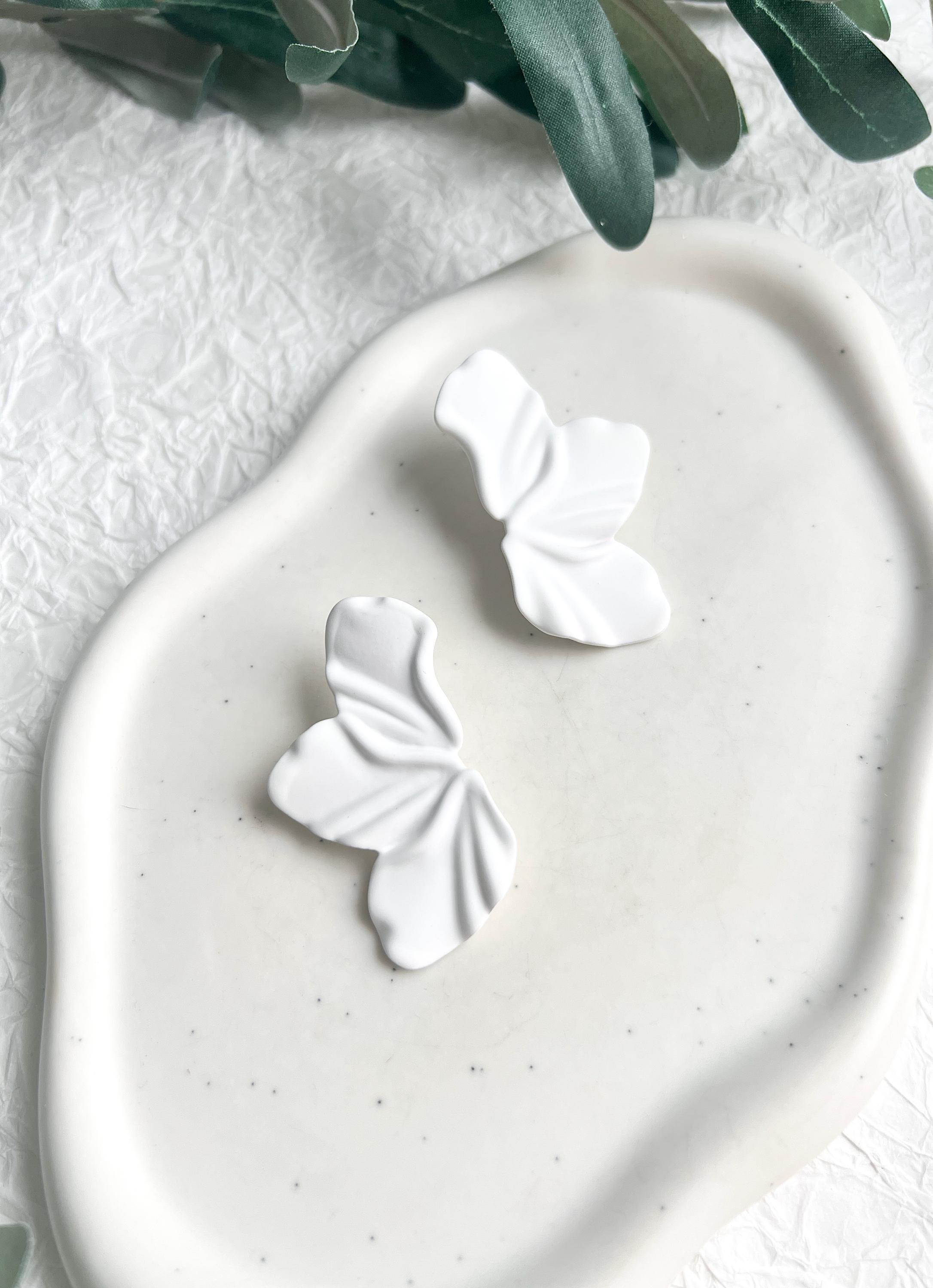 Moderne Brautohrringe, weiß, Blaetterform, Blüten, matte Oberfläche, große Ohrstecker, Brautschmuck