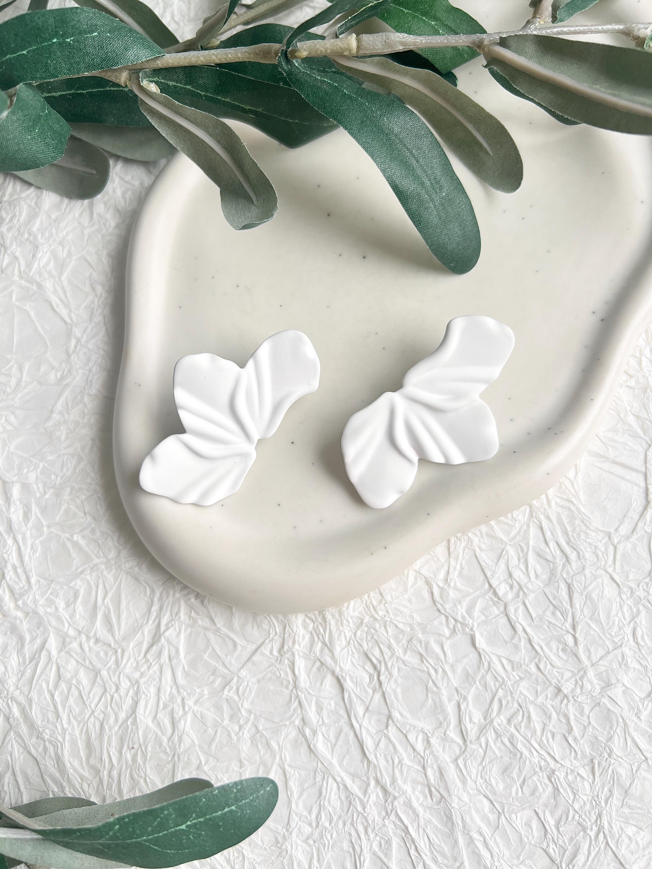 Moderne Brautohrringe, weiß, Blaetterform, Blüten, matte Oberfläche, große Ohrstecker, Brautschmuck