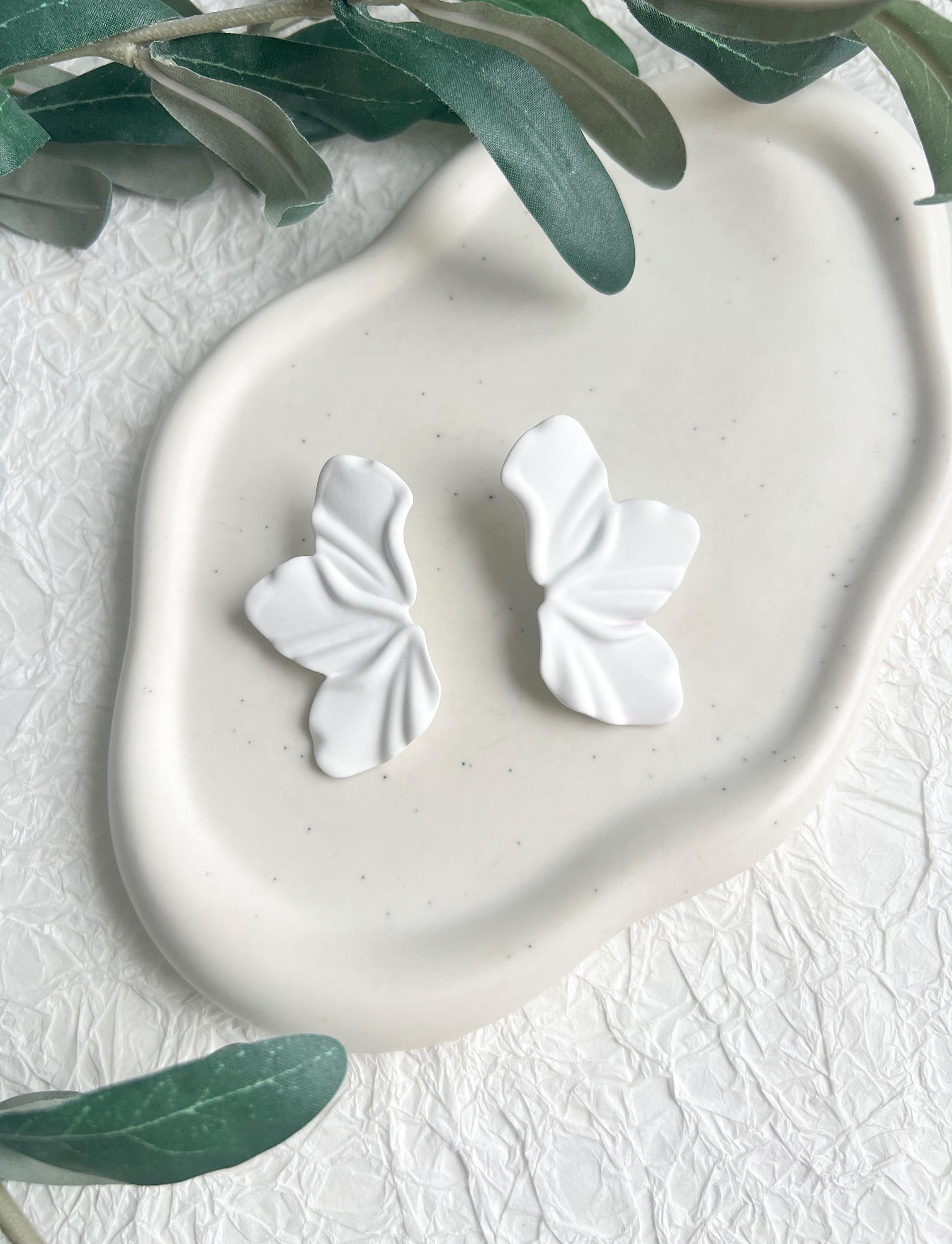 Moderne Brautohrringe, weiß, Blaetterform, Blüten, matte Oberfläche, große Ohrstecker, Brautschmuck