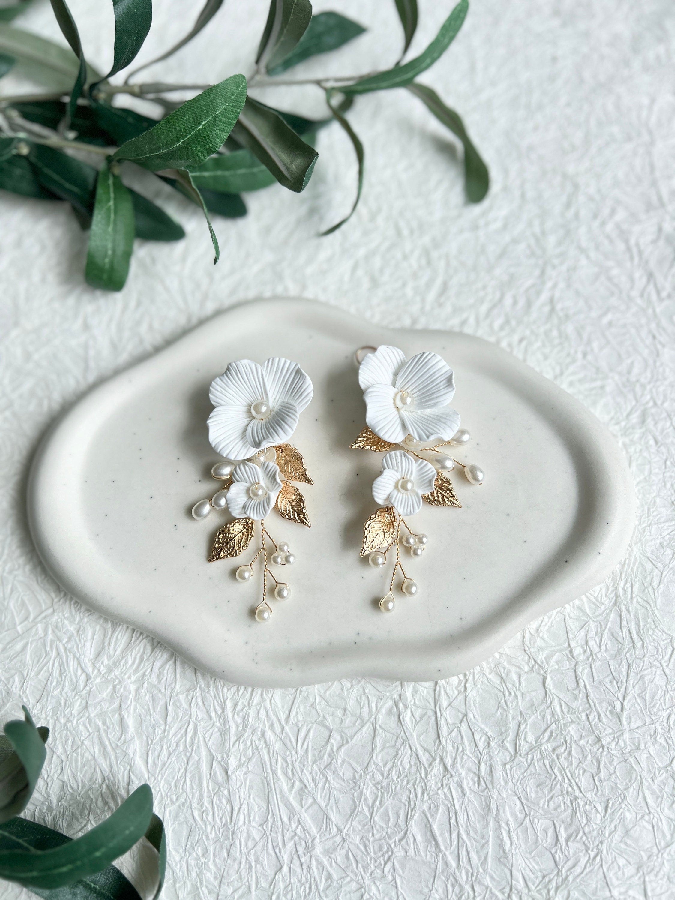 Braut Ohrringe, weiße Blüten Couture, Gold oder Silber, weiße Perlen, lange - Gold-Ohrringe-Schmuckblüte