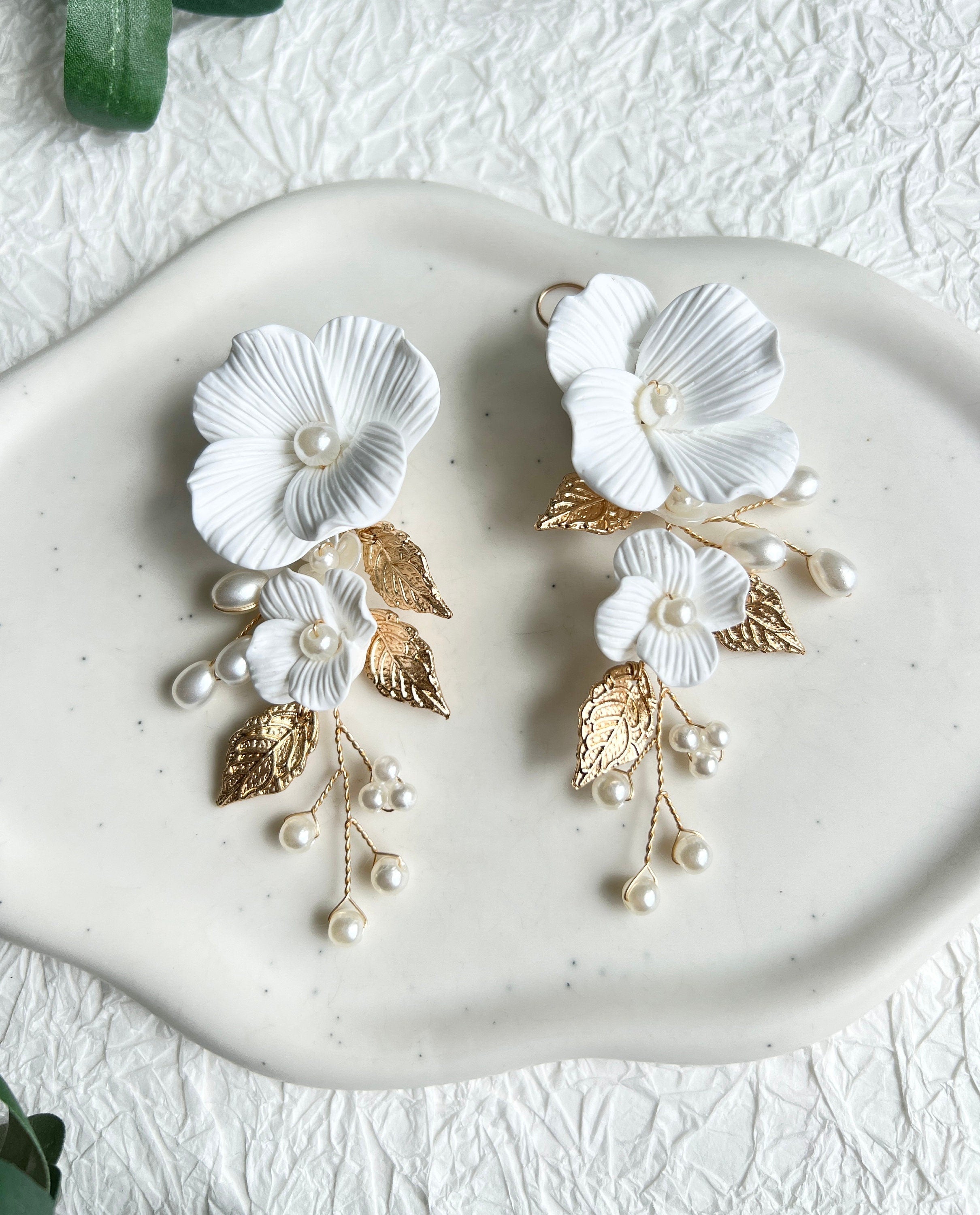 Braut Ohrringe, weiße Blüten Couture, Gold oder Silber, weiße Perlen, lange - Gold-Ohrringe-Schmuckblüte