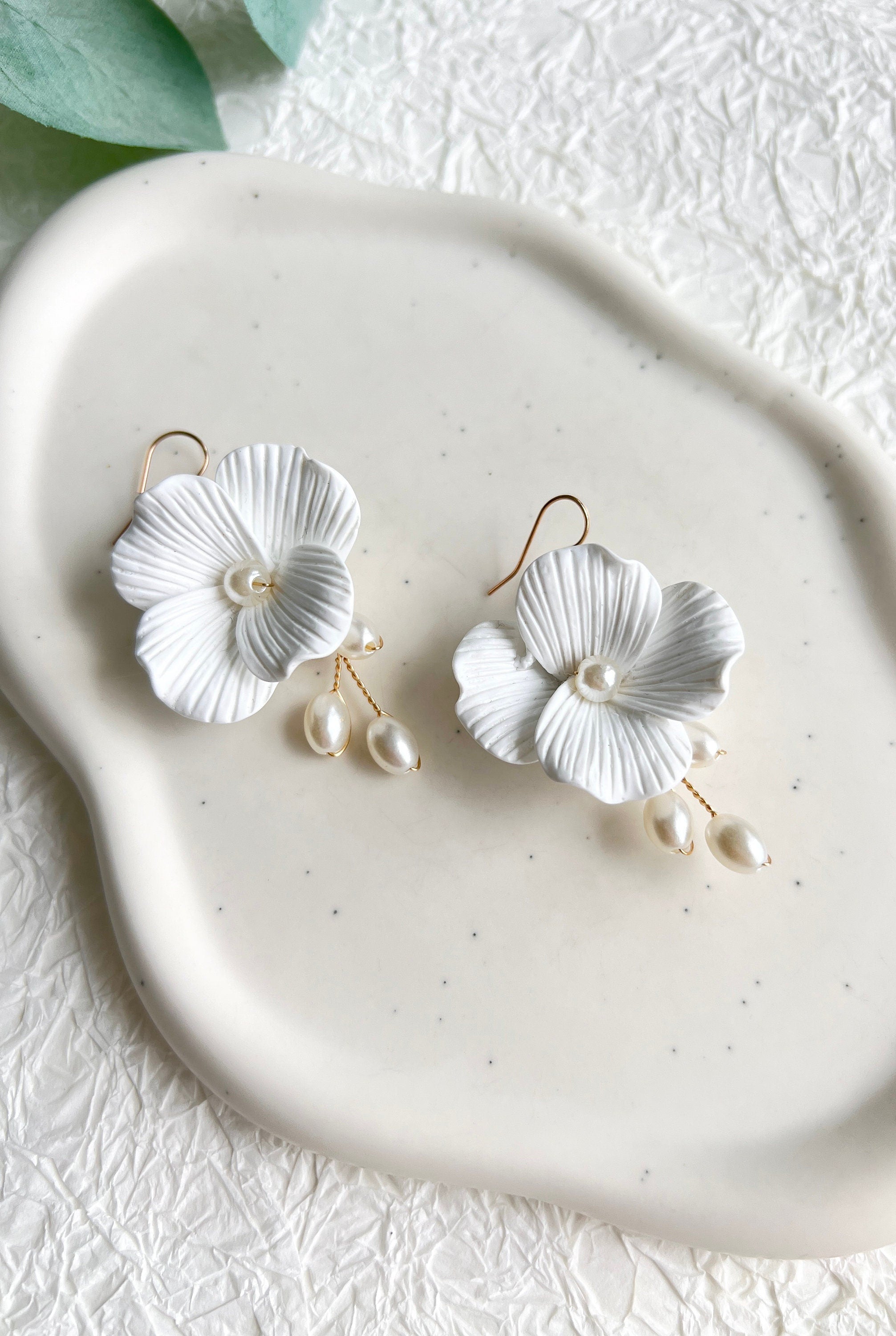 Braut Ohrringe, weiße Blüten Couture, Gold oder Silber, weiße Perlen, lange Hängeohrringe,-Ohrringe-Schmuckblüte