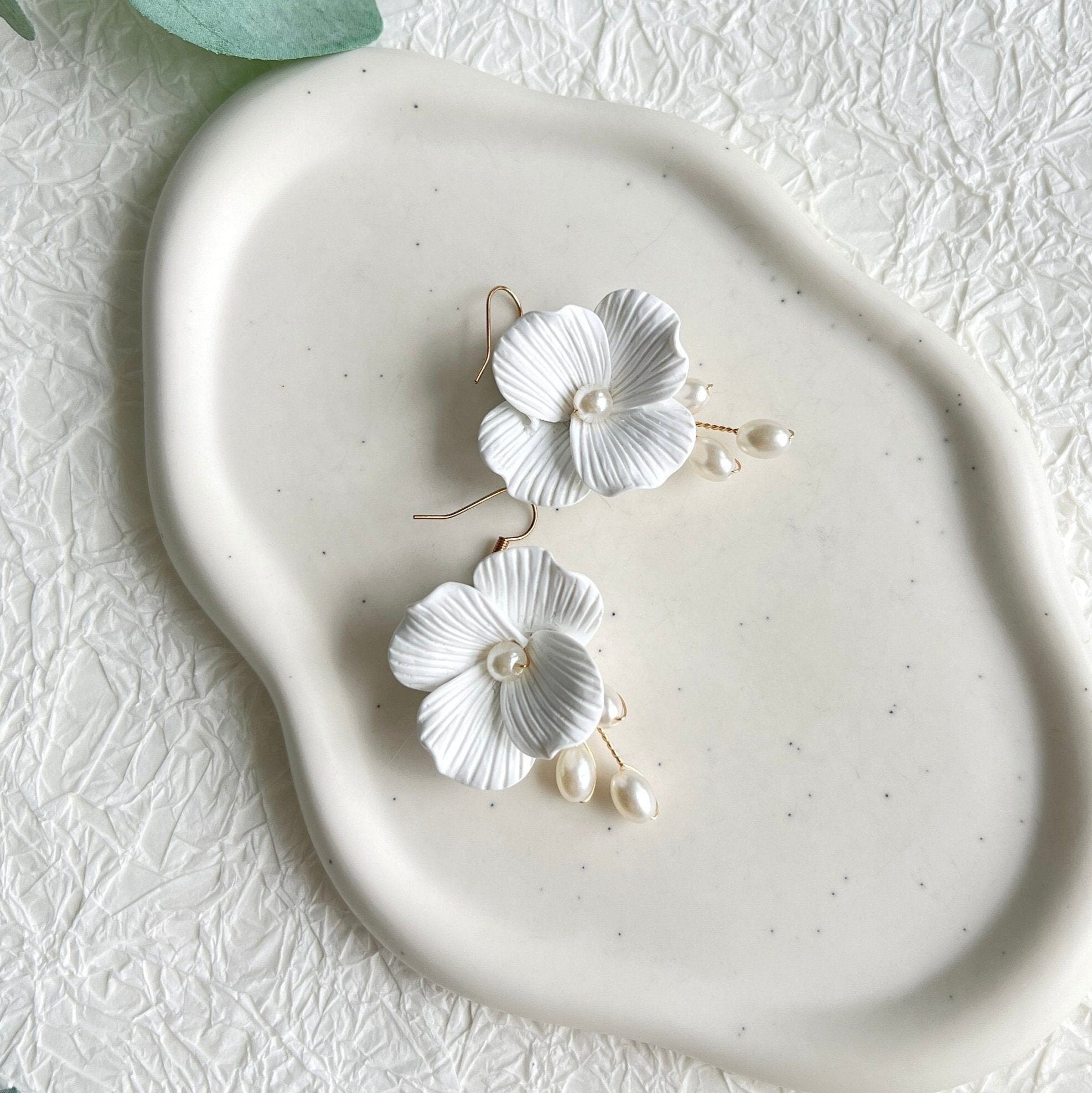 Brautohrringe, weiße Blüten Couture, Gold, weiße Perlen, Perlenschmuck, Blumen aus Keramik, lange Haengeohrringe, Ohrringe Braut, Schmuck Hochzeit, Schmuckbluete