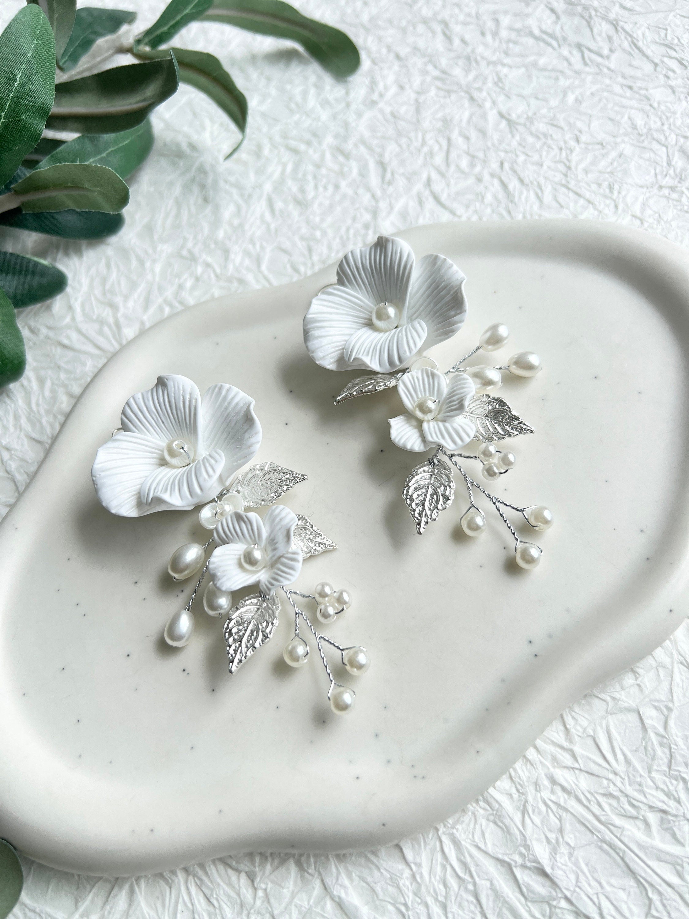 Braut Ohrringe, weiße Blüten Couture, Gold oder Silber, weiße Perlen, lange - Silber-Ohrringe-Schmuckblüte
