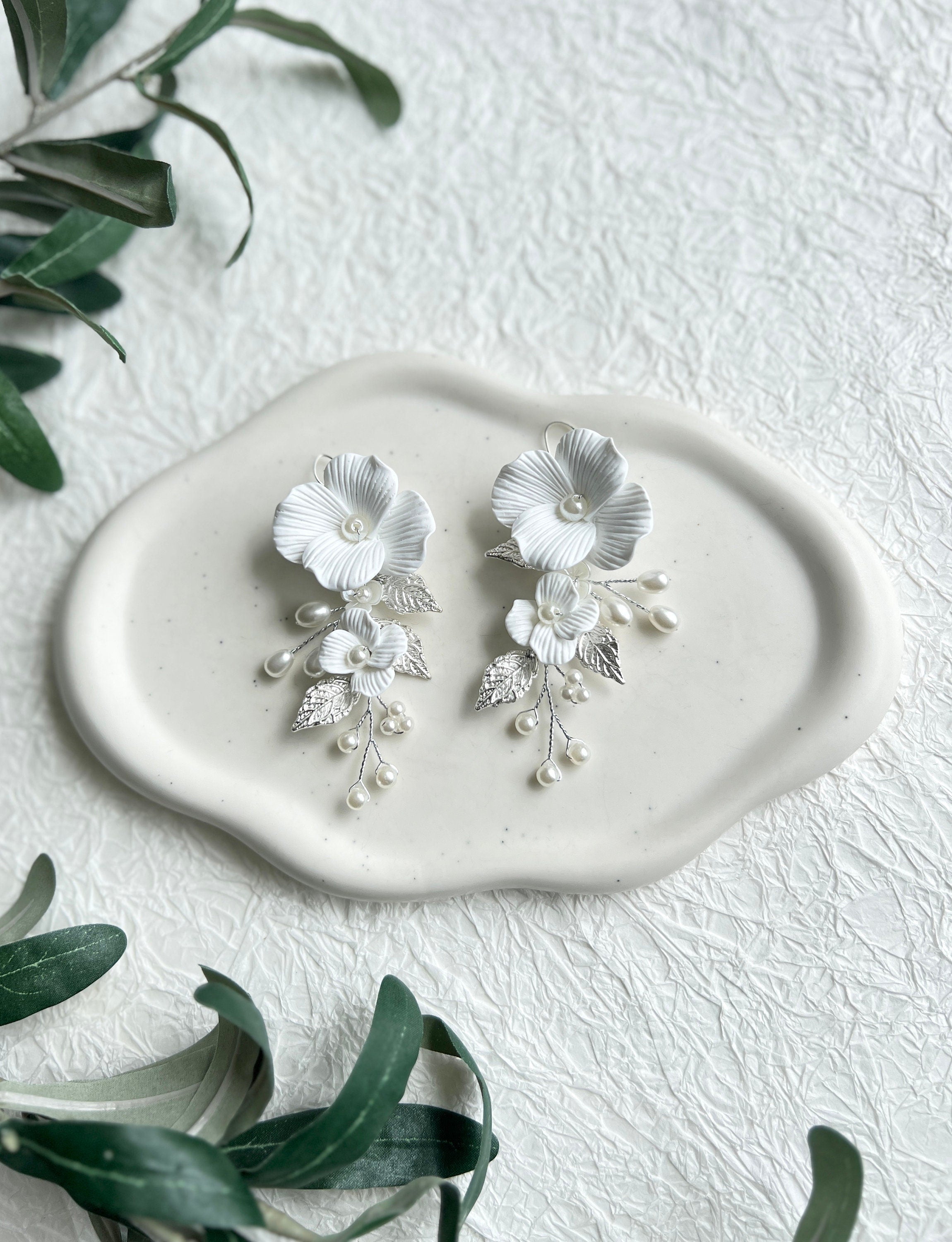 Braut Ohrringe, weiße Blüten Couture, Gold oder Silber, weiße Perlen, lange - Silber-Ohrringe-Schmuckblüte