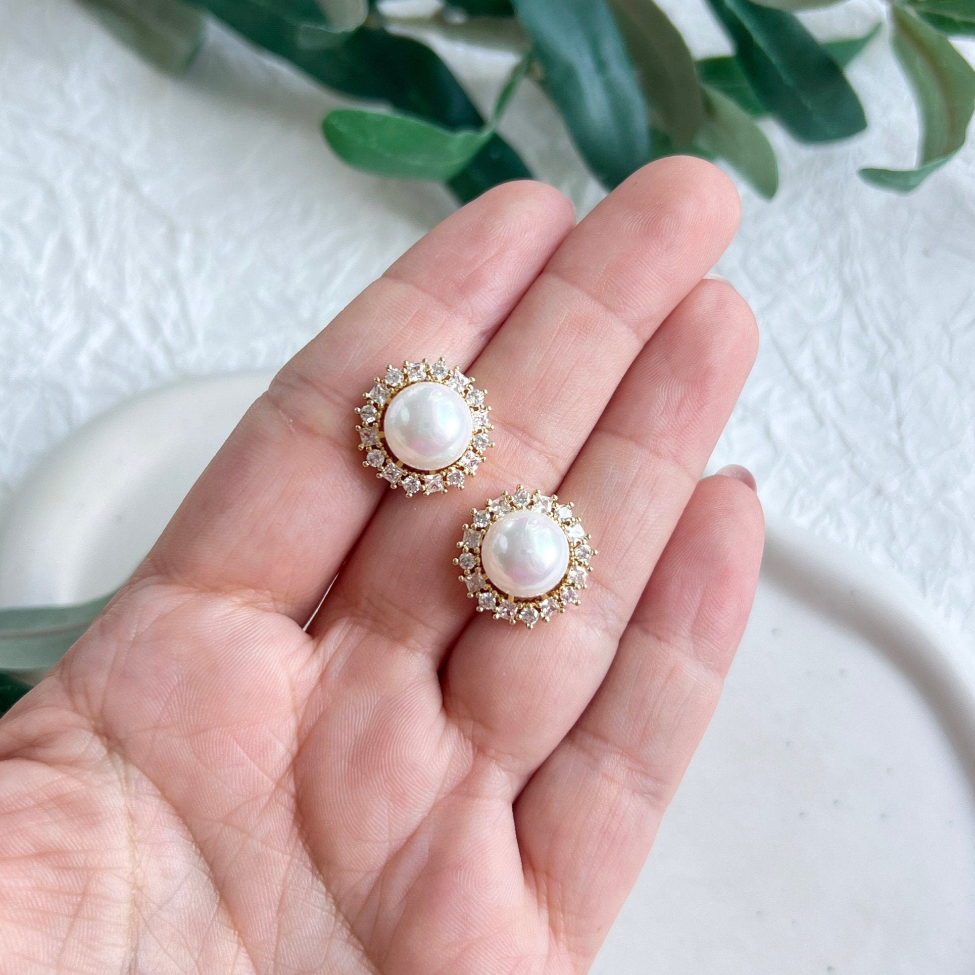 Ohrstecker, Braut, Ohrringe mit weißen Perlen, Gold, moderne Brautohrringe, Brautschmuck, Schmuck Hochzeit, Brautjungfer und Trauzeuginnen Geschenk, Hochzeitsschmuck, Standesamt Perlenohrringe, Perlenschmuck