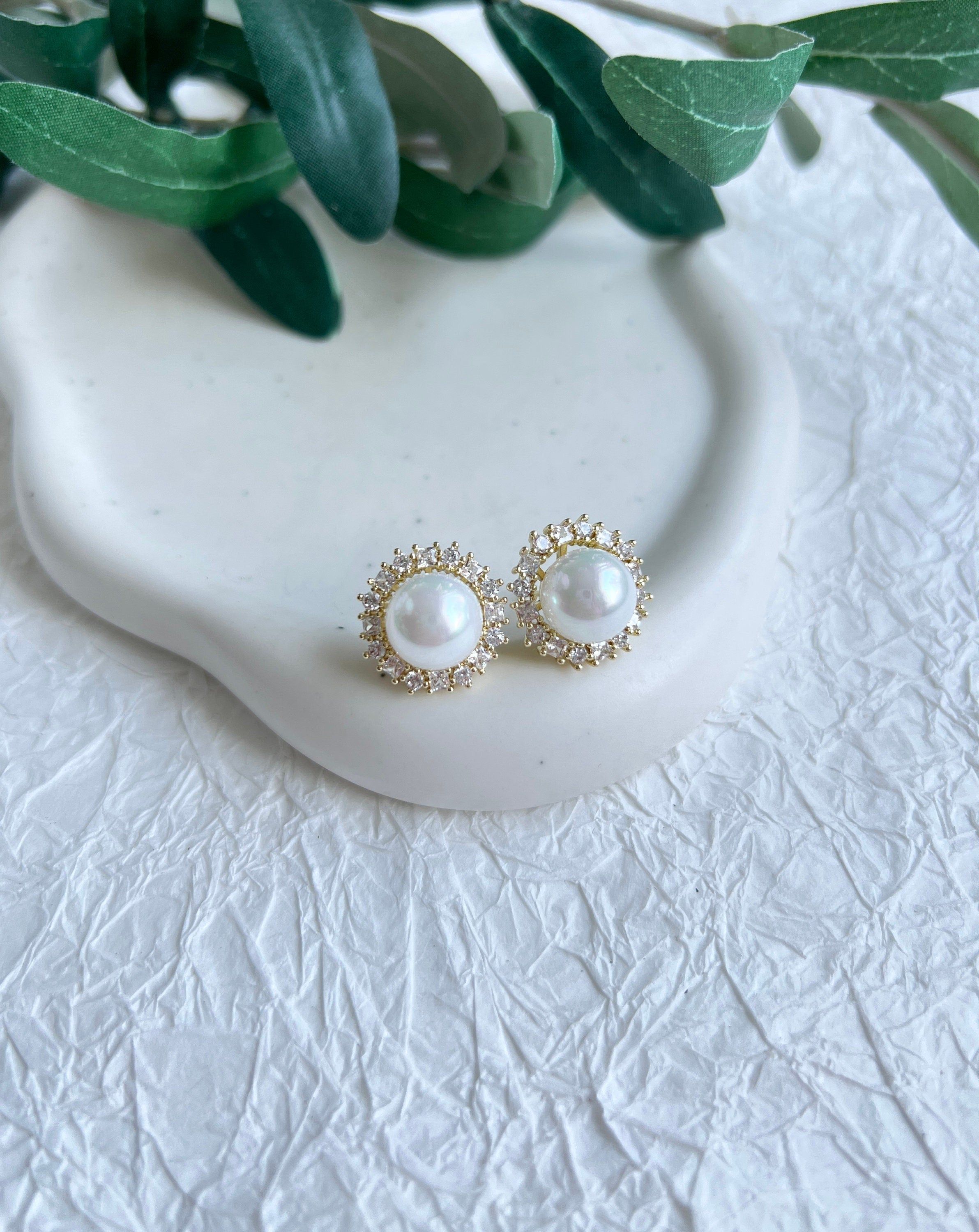 Ohrstecker, Braut, Ohrringe mit weißen Perlen, Gold, moderne Brautohrringe, Brautschmuck, Schmuck Hochzeit, Brautjungfer und Trauzeuginnen Geschenk, Hochzeitsschmuck, Standesamt Perlenohrringe, Perlenschmuck