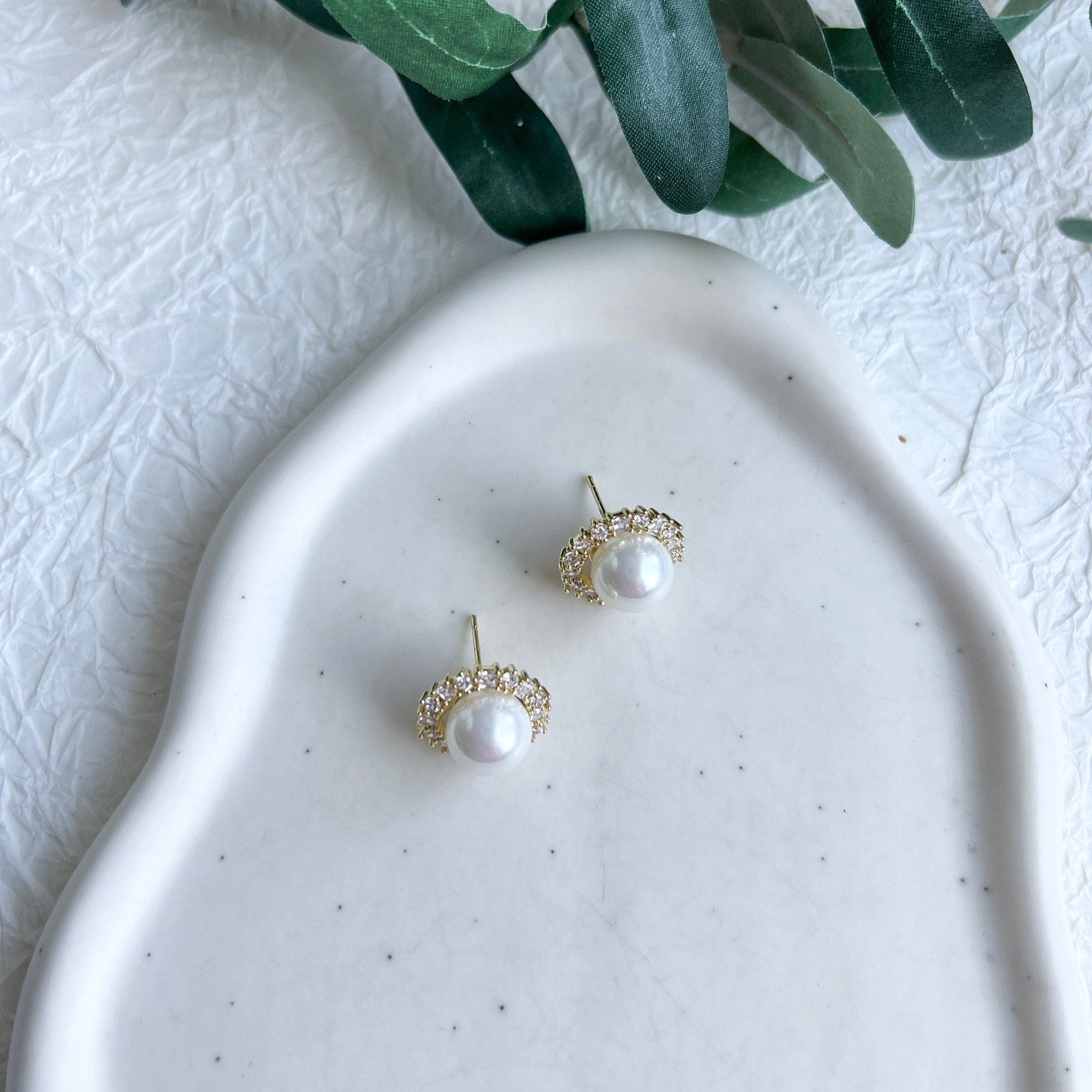 Ohrstecker, Braut, Ohrringe mit weißen Perlen, Gold, moderne Brautohrringe, Brautschmuck, Schmuck Hochzeit, Brautjungfer und Trauzeuginnen Geschenk, Hochzeitsschmuck, Standesamt Perlenohrringe, Perlenschmuck