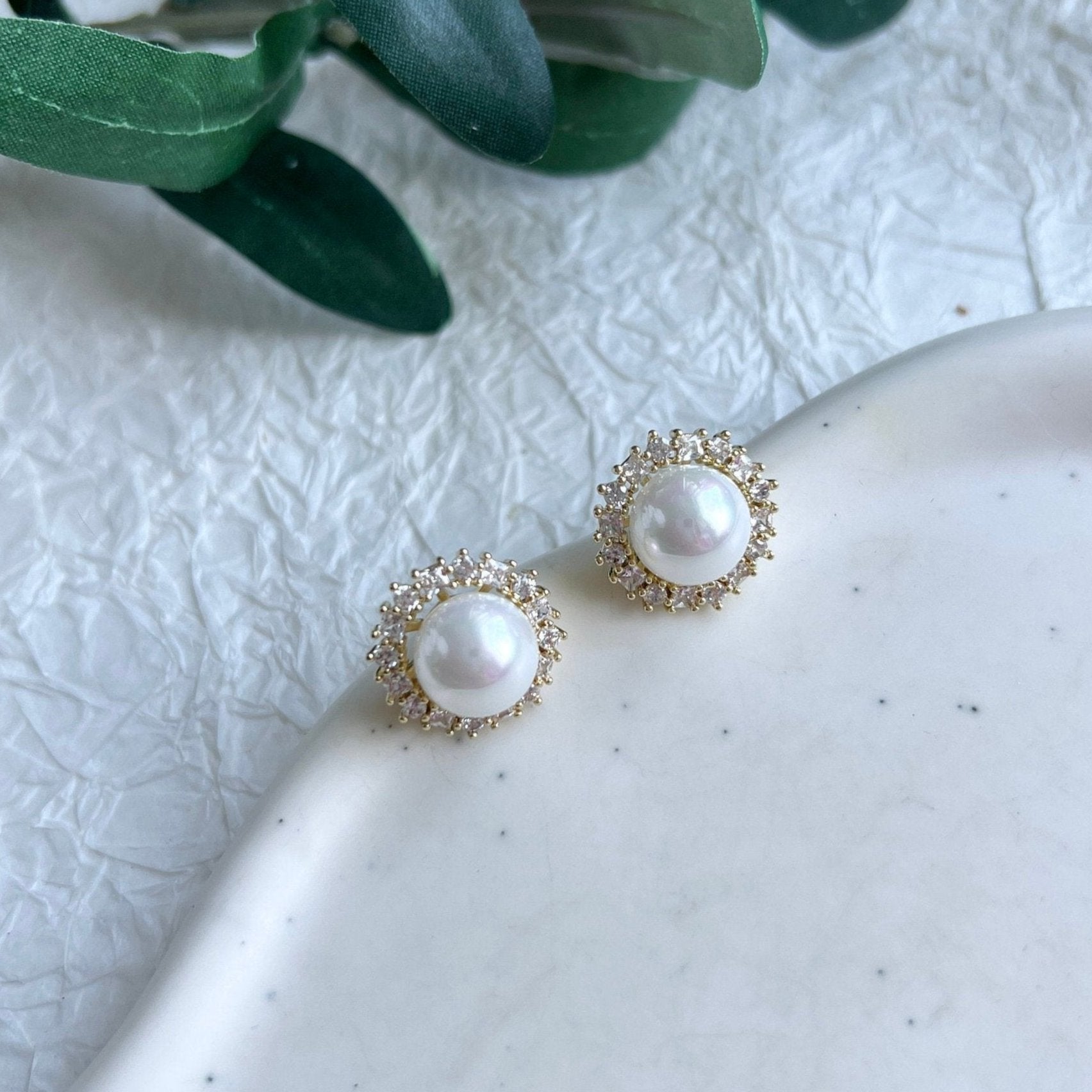 Ohrstecker, Braut, Ohrringe mit weißen Perlen, Gold, moderne Brautohrringe, Brautschmuck, Schmuck Hochzeit, Brautjungfer und Trauzeuginnen Geschenk, Hochzeitsschmuck, Standesamt Perlenohrringe, Perlenschmuck