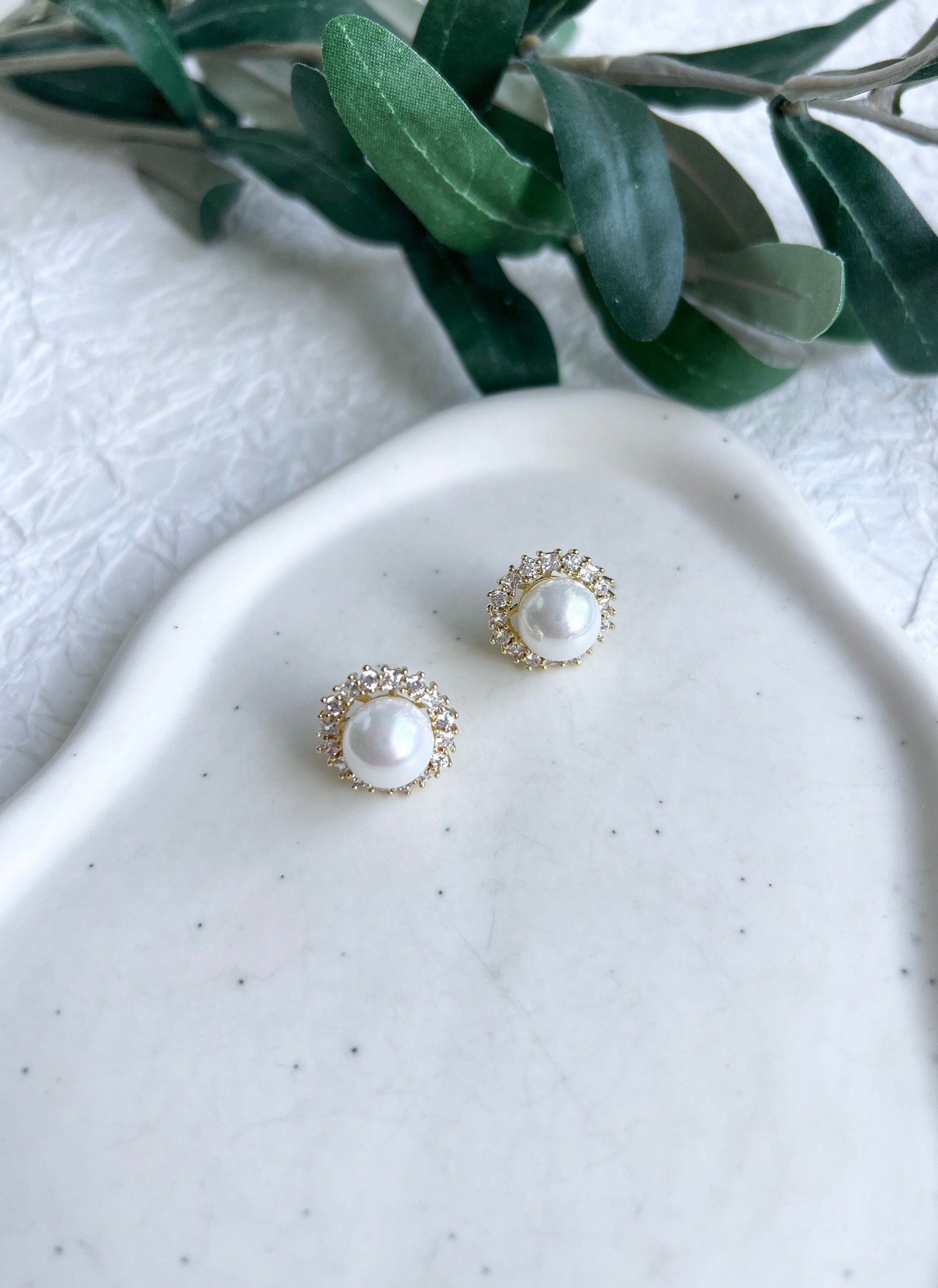 Ohrstecker, Braut, Ohrringe mit weißen Perlen, Gold, moderne Brautohrringe, Brautschmuck, Schmuck Hochzeit, Brautjungfer und Trauzeuginnen Geschenk, Hochzeitsschmuck, Standesamt Perlenohrringe, Perlenschmuck