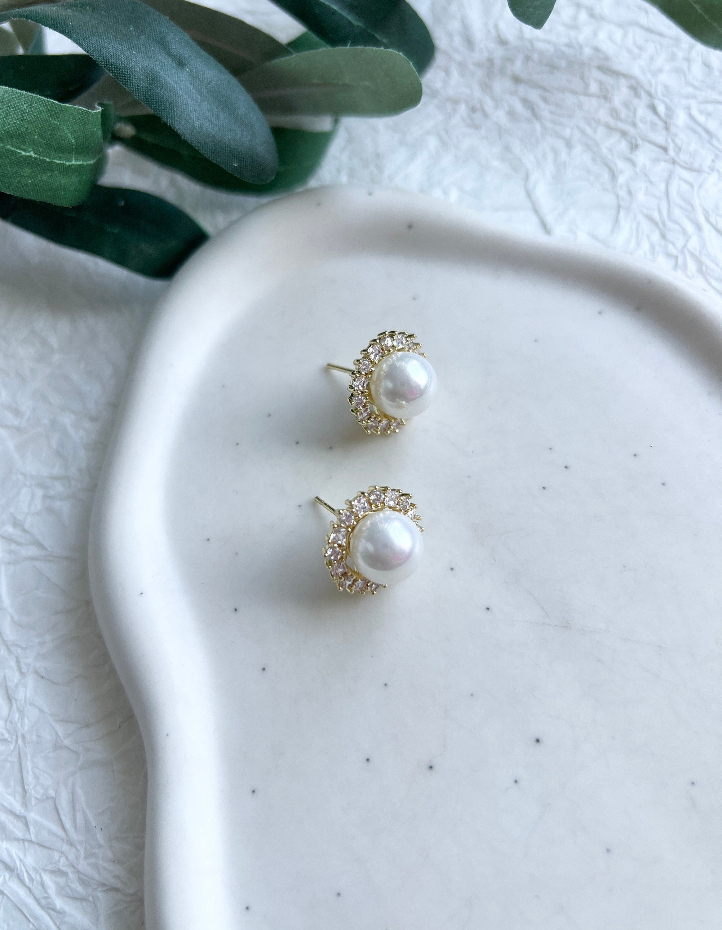 Ohrstecker, Braut, Ohrringe mit weißen Perlen, Gold, moderne Brautohrringe, Brautschmuck, Schmuck Hochzeit, Brautjungfer und Trauzeuginnen Geschenk, Hochzeitsschmuck, Standesamt Perlenohrringe, Perlenschmuck