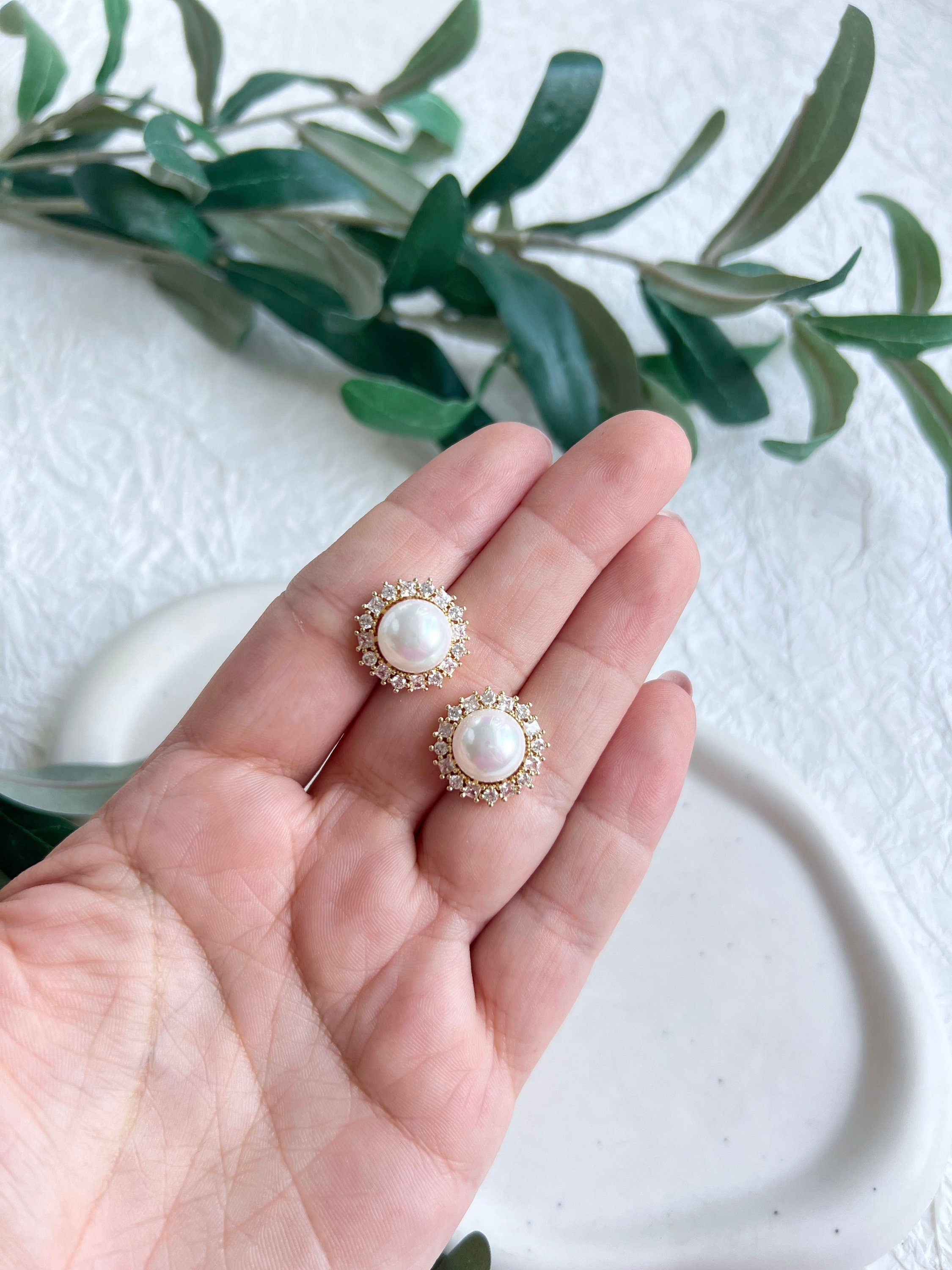 Ohrstecker, Braut, Ohrringe mit weißen Perlen, Gold, moderne Brautohrringe, Brautschmuck, Schmuck Hochzeit, Brautjungfer und Trauzeuginnen Geschenk, Hochzeitsschmuck, Standesamt Perlenohrringe, Perlenschmuck