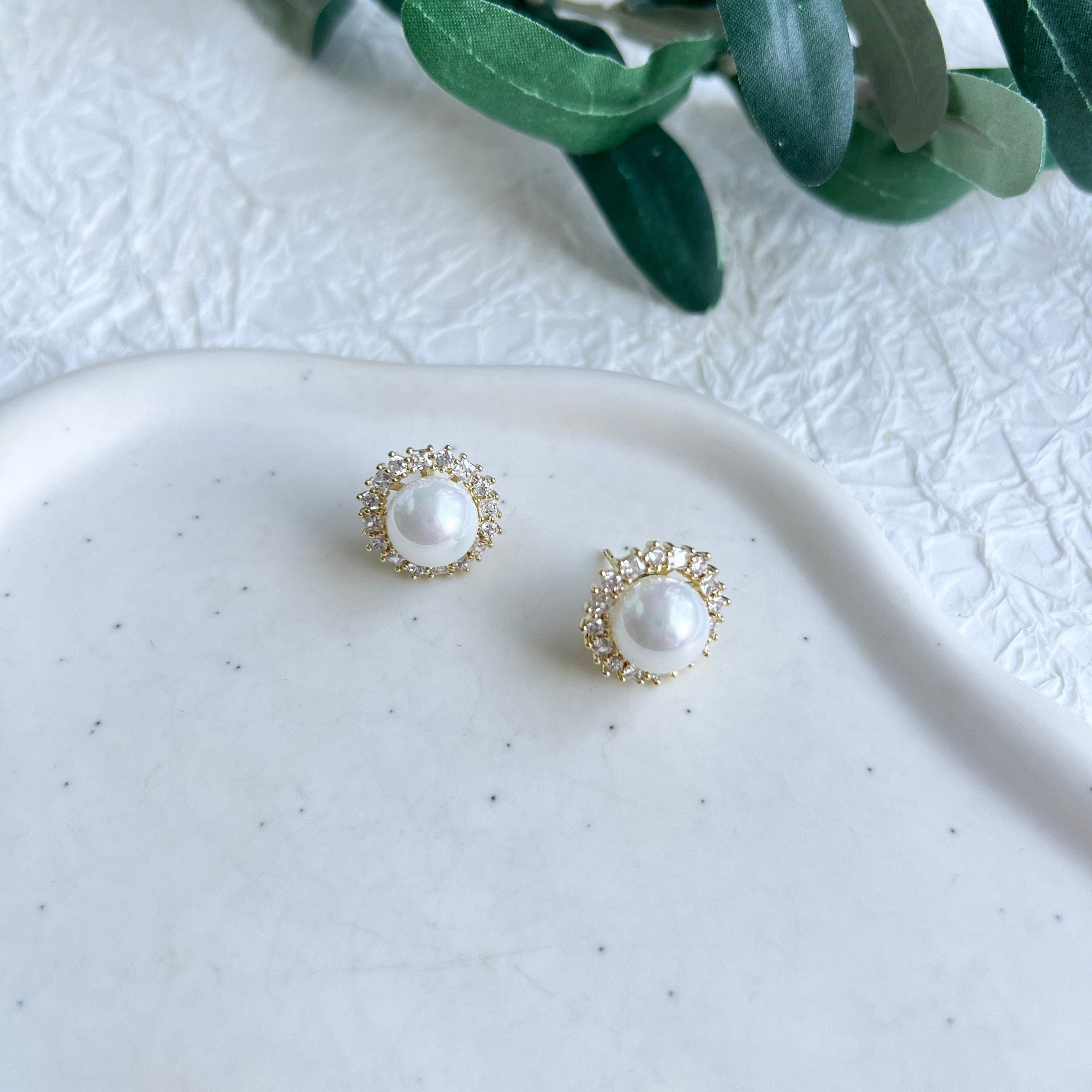 Ohrstecker, Braut, Ohrringe mit weißen Perlen, Gold, moderne Brautohrringe, Brautschmuck, Schmuck Hochzeit, Brautjungfer und Trauzeuginnen Geschenk, Hochzeitsschmuck, Standesamt Perlenohrringe, Perlenschmuck