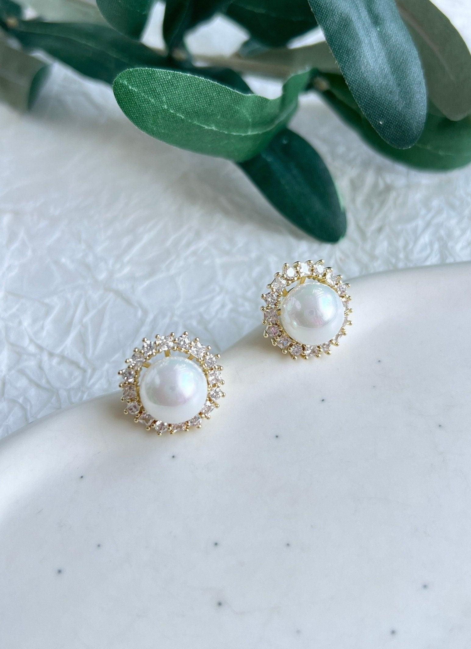Ohrstecker, Braut, Ohrringe mit weißen Perlen, Gold, moderne Brautohrringe, Brautschmuck, Schmuck Hochzeit, Brautjungfer und Trauzeuginnen Geschenk, Hochzeitsschmuck, Standesamt Perlenohrringe, Perlenschmuck