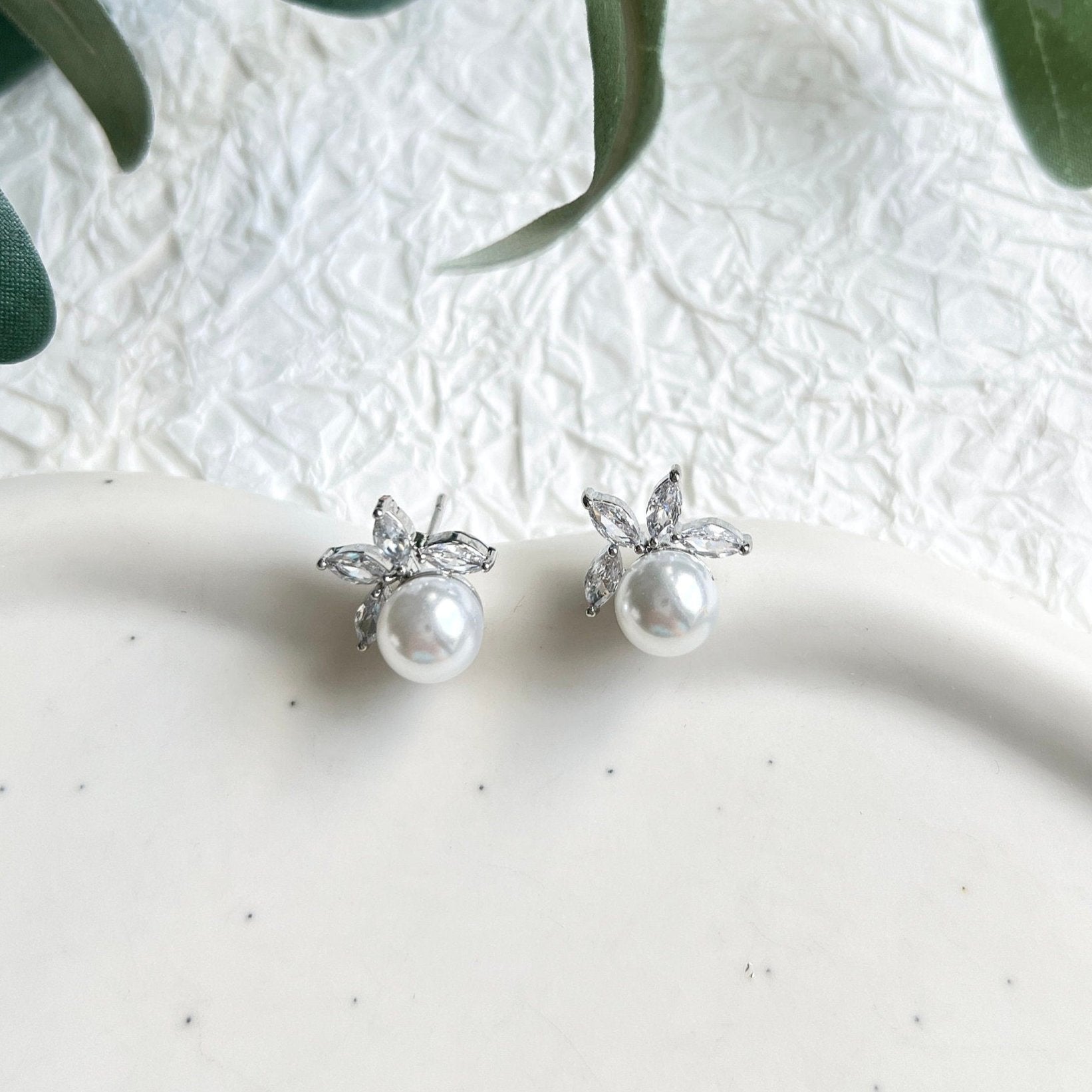 Ohrstecker, weiße Perlen, Silber, Perlenohrringe, Brautschmuck, Brautohrringe, Ohrringe, feiner Schmuck, Hochzeit