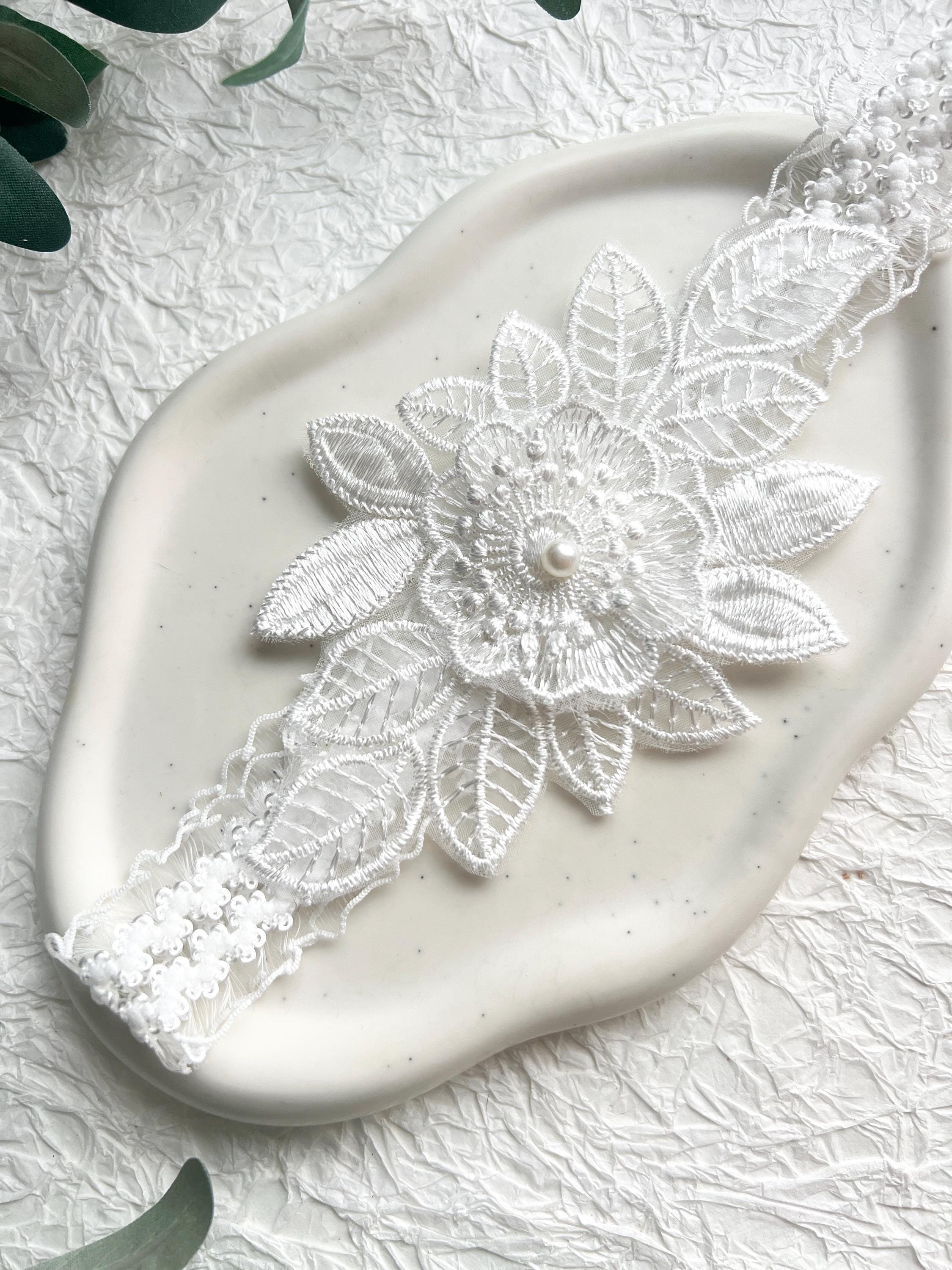 Strumpfband, weiß, Beinschmuck, Brautschmuck, modern, Spitze mit Blumenmuster, Blumen, Brautzubehör, Schmuck Hochzeit, weiße Perle