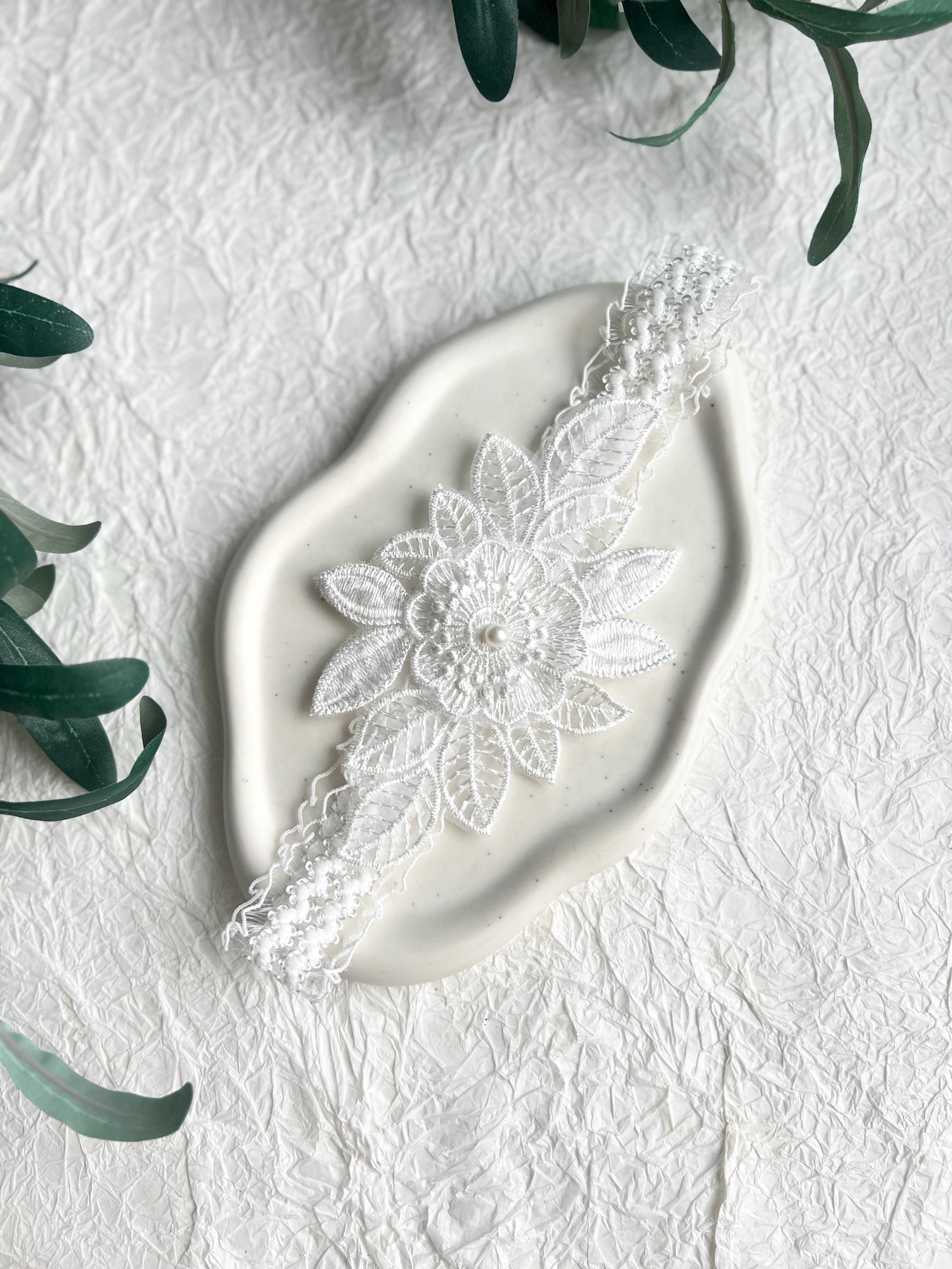 Strumpfband, weiß, Beinschmuck, Brautschmuck, modern, Spitze mit Blumenmuster, Blumen, Brautzubehör, Schmuck Hochzeit, weiße Perle