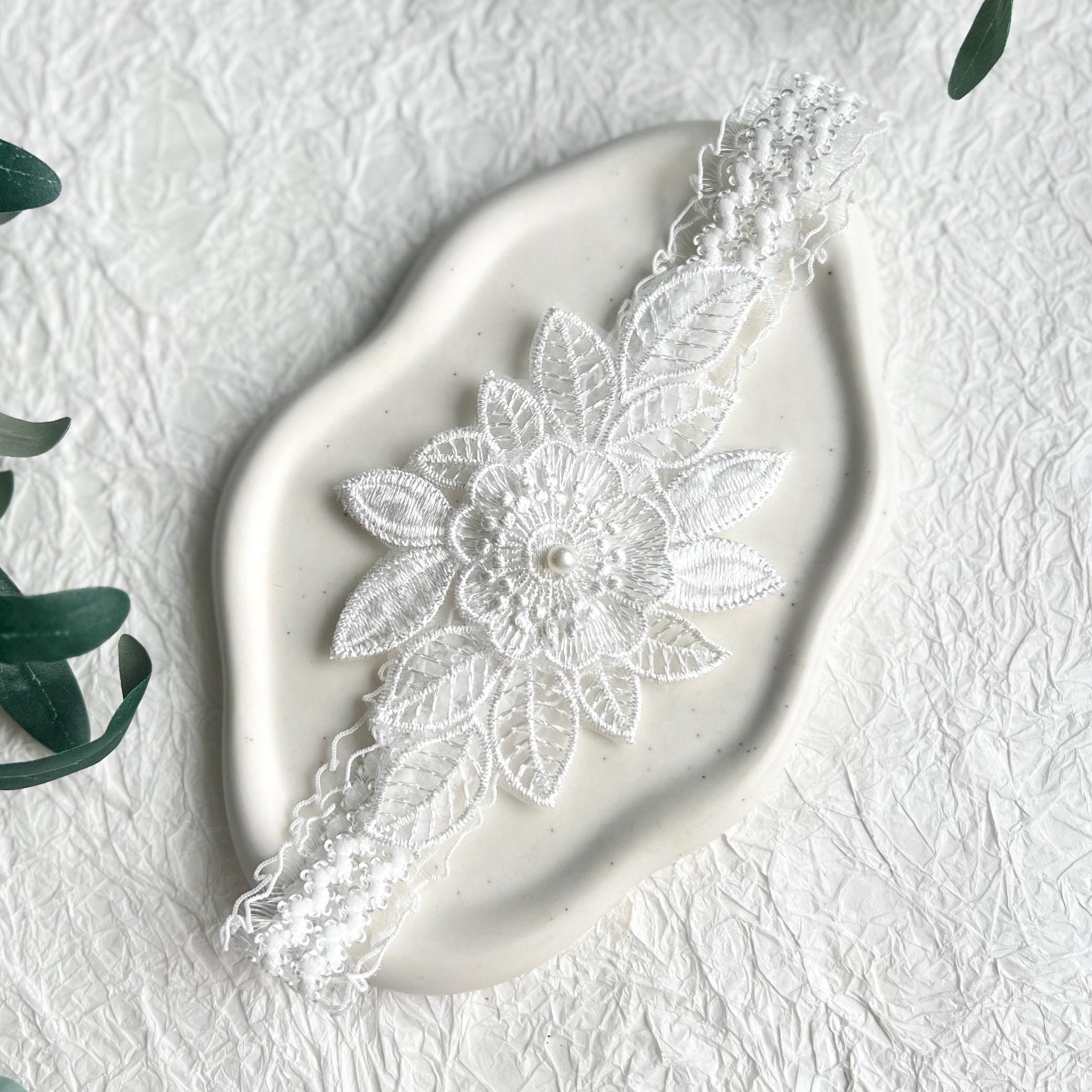 Strumpfband, weiß, Beinschmuck, Brautschmuck, modern, Spitze mit Blumenmuster, Blumen, Brautzubehör, Schmuck Hochzeit, weiße Perle