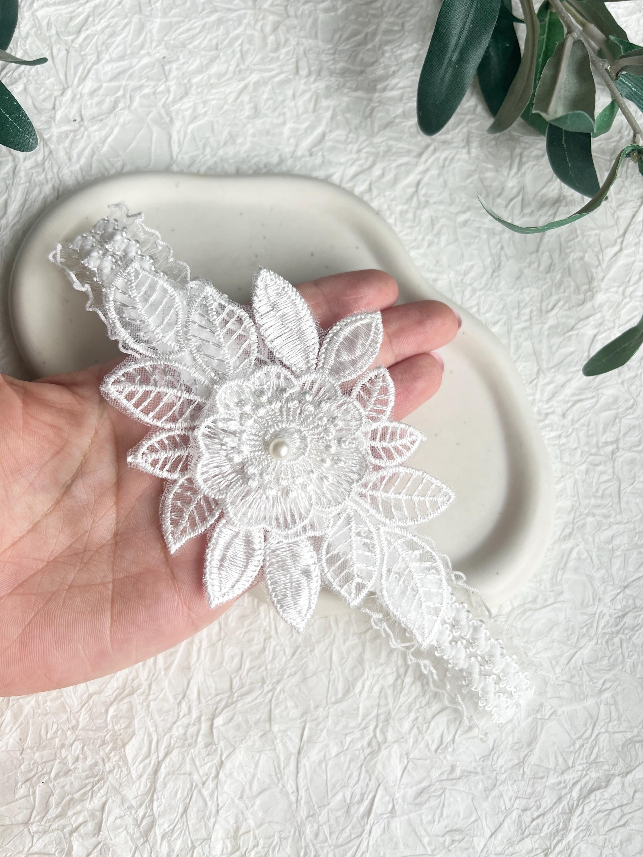 Strumpfband, weiß, Beinschmuck, Brautschmuck, modern, Spitze mit Blumenmuster, Blumen, Brautzubehör, Schmuck Hochzeit, weiße Perle