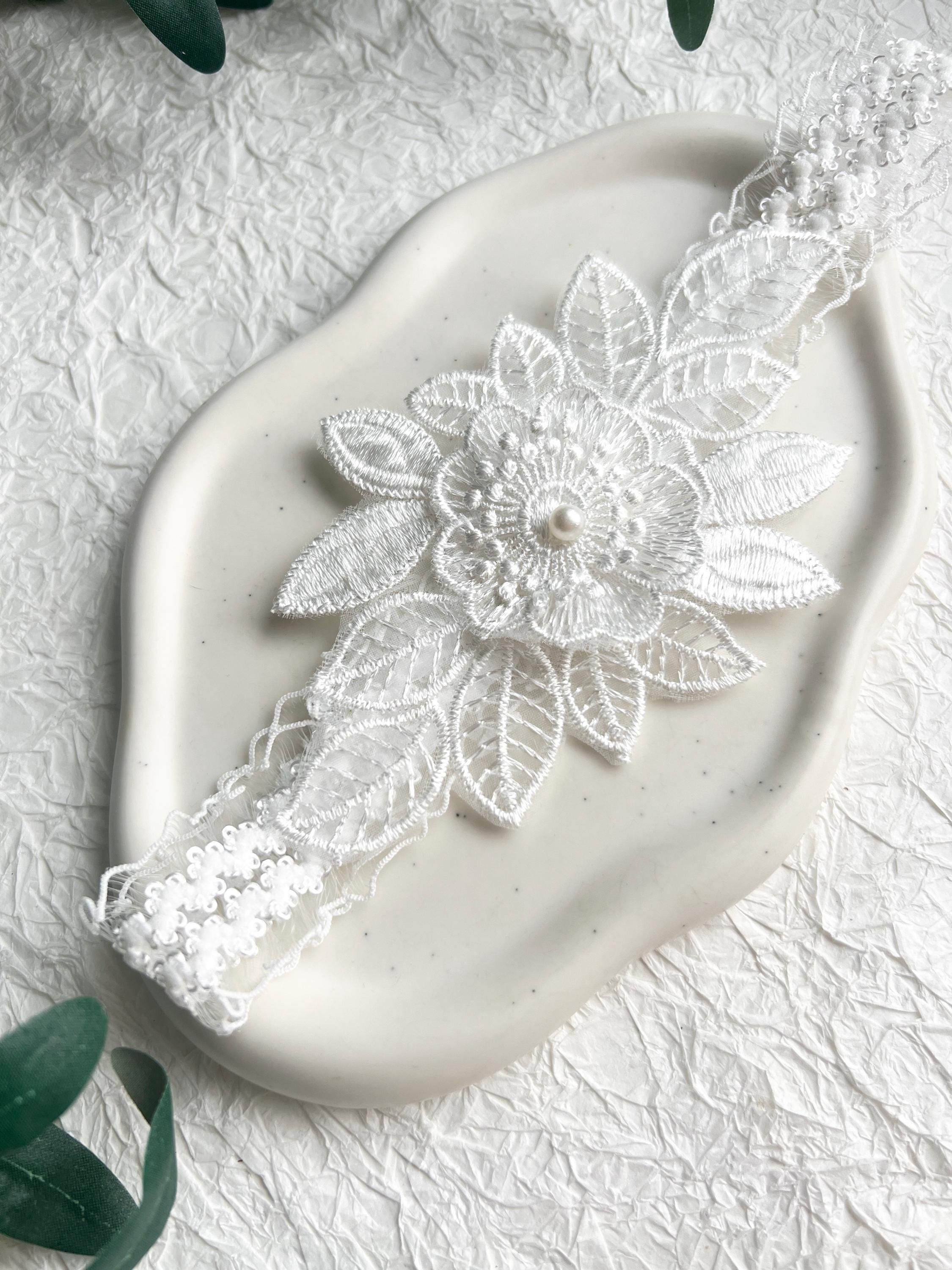 Strumpfband, weiß, Beinschmuck, Brautschmuck, modern, Spitze mit Blumenmuster, Blumen, Brautzubehör, Schmuck Hochzeit, weiße Perle