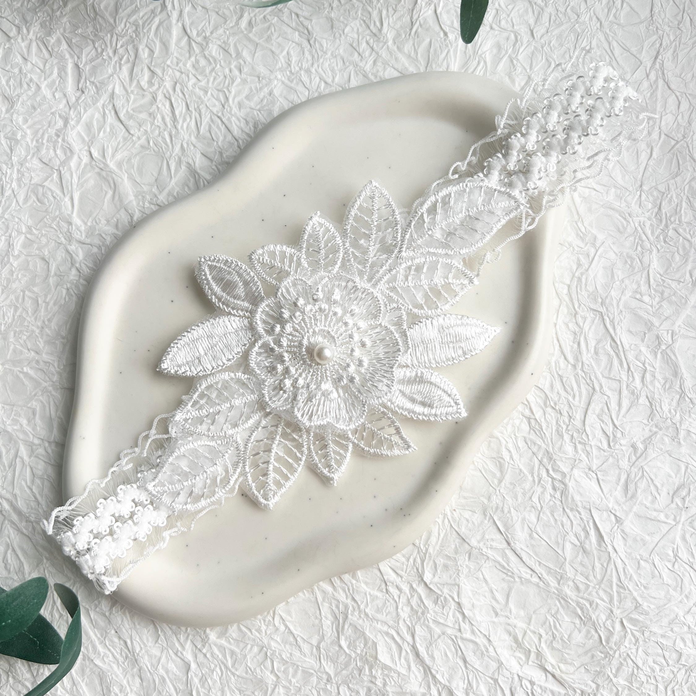 Strumpfband, weiß, Beinschmuck, Brautschmuck, modern, Spitze mit Blumenmuster, Blumen, Brautzubehör, Schmuck Hochzeit, weiße Perle
