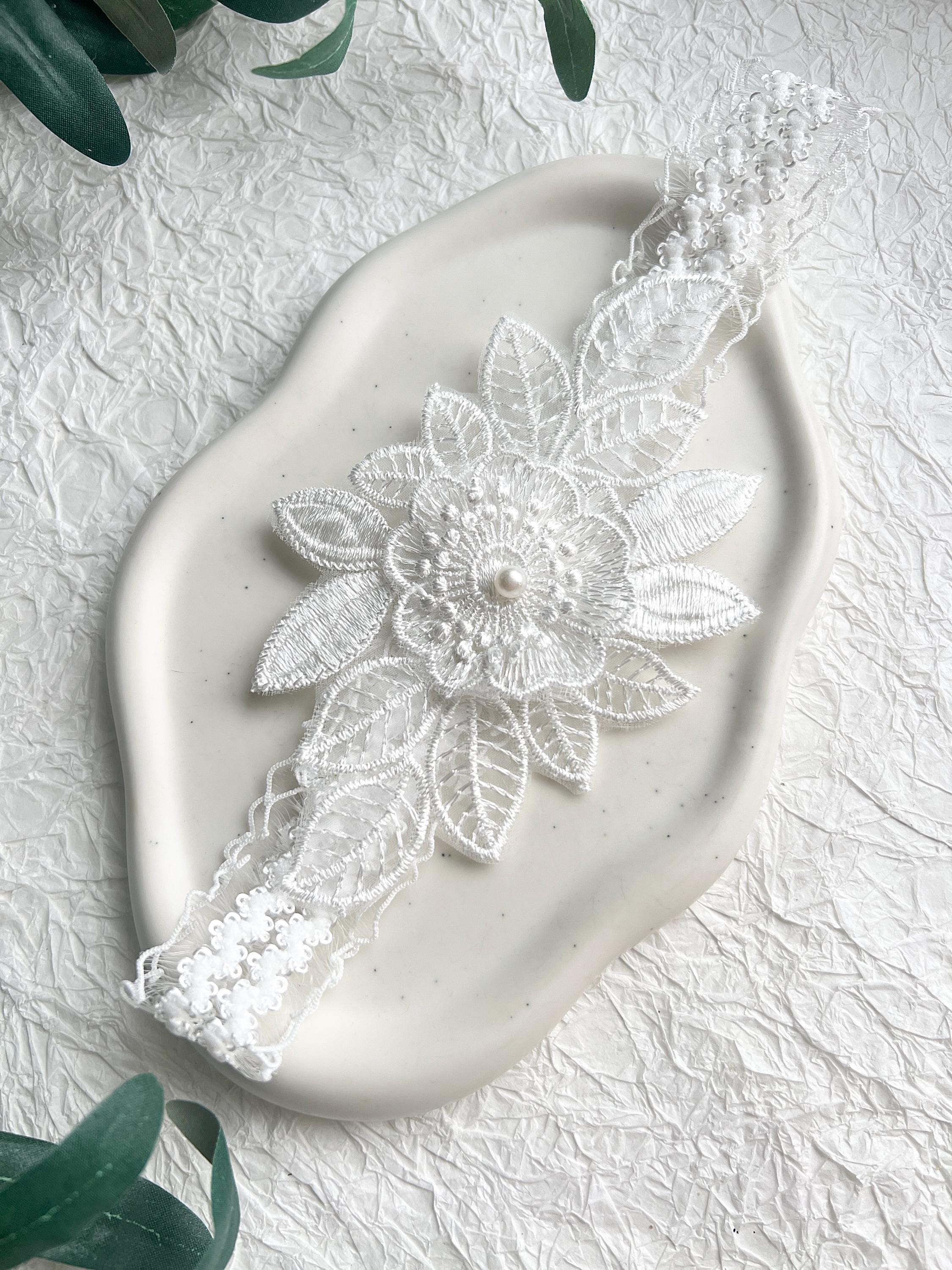 Strumpfband, weiß, Beinschmuck, Brautschmuck, modern, Spitze mit Blumenmuster, Blumen, Brautzubehör, Schmuck Hochzeit, weiße Perle