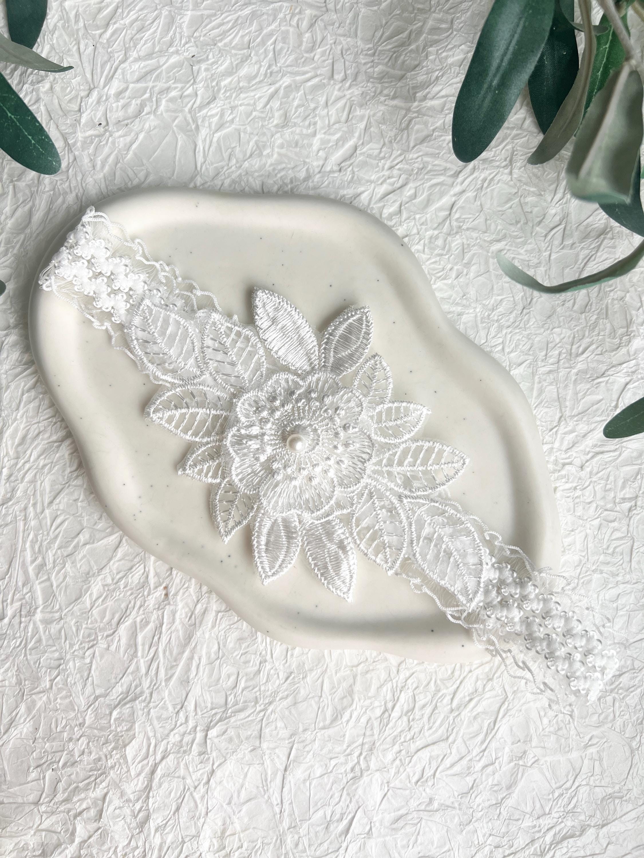 Strumpfband, weiß, Beinschmuck, Brautschmuck, modern, Spitze mit Blumenmuster, Blumen, Brautzubehör, Schmuck Hochzeit, weiße Perle