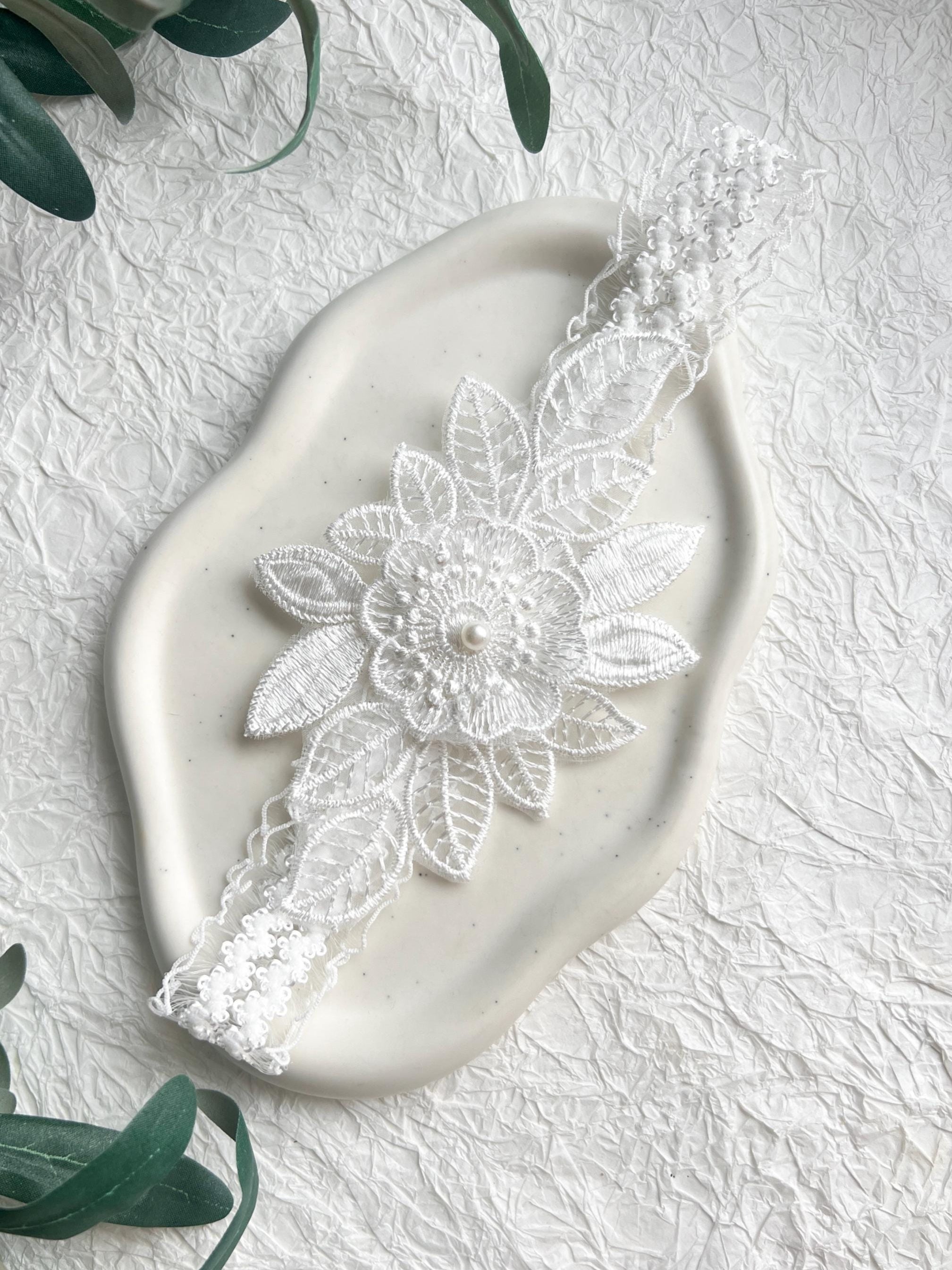Strumpfband, weiß, Beinschmuck, Brautschmuck, modern, Spitze mit Blumenmuster, Blumen, Brautzubehör, Schmuck Hochzeit, weiße Perle