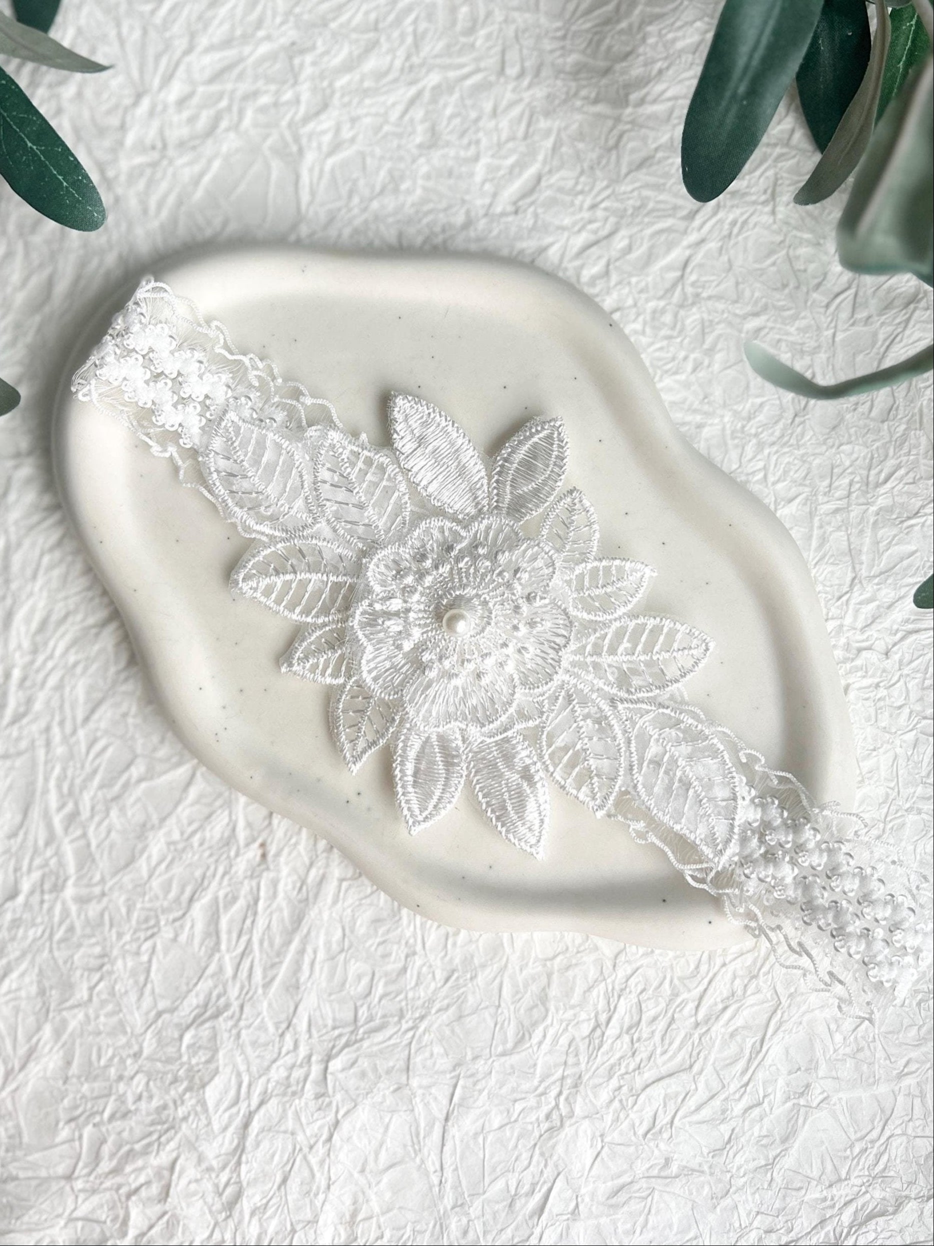 Strumpfband, weiß, Beinschmuck, Brautschmuck, modern, Spitze mit Blumenmuster, Blumen, Brautzubehör, Schmuck Hochzeit, weiße Perle