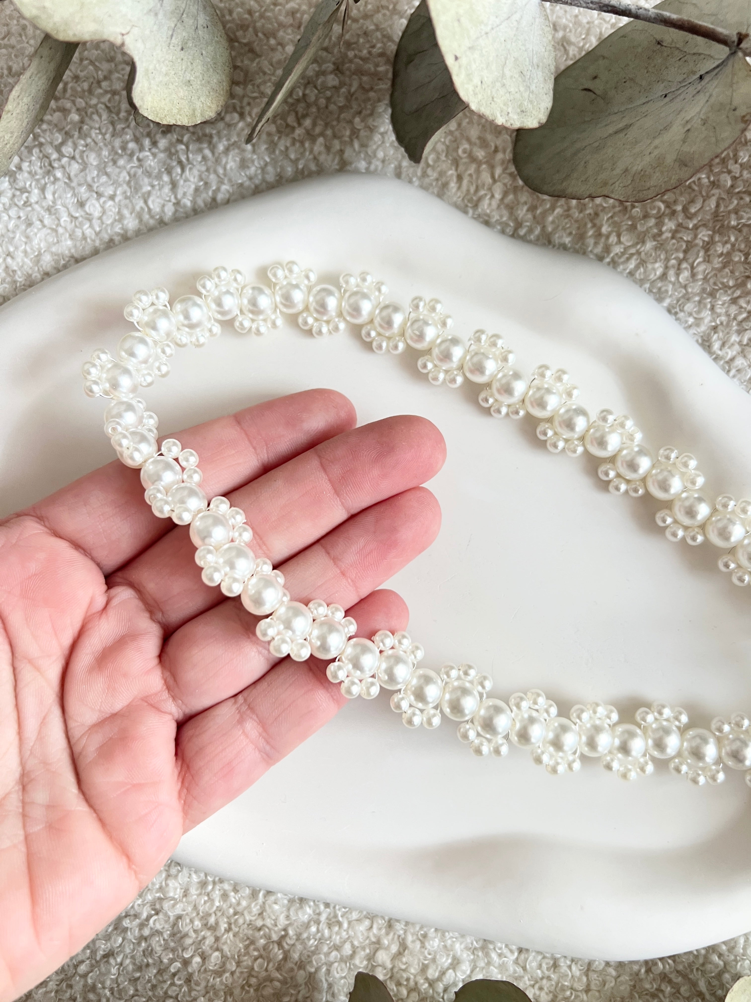 Brautgürtel mit feinen weißen Perlen, Perlenguertel, Einheitsgröße, Onesize, Brautschmuck, Brautzubehör, Perlenschmuck fuer die Braut, Standesamtlook, weddinginspiration, Bridalinspo, Wedding Inspiration, Bridaljewelry