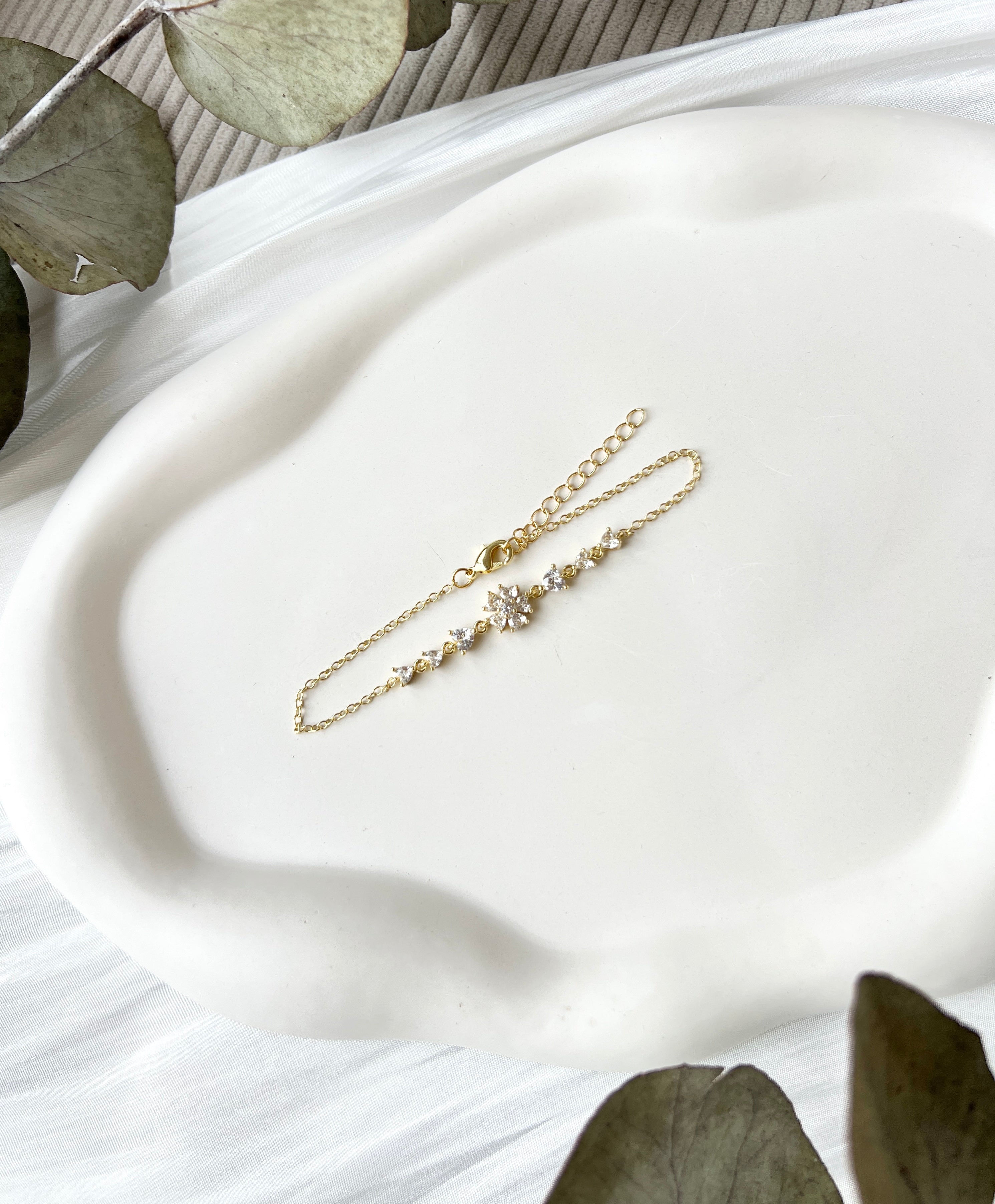 Armband, Gold, goldenes Brautarmband, Schmuck Hochzeit, glänzendes Armband mit Zirkoniasteinen, Blume, verstellbare Länge, Brautjungfer, Damenschmuck, Geschenk für sie, Weihnachtsgeschenk, Geburtstagsgeschenk, goldener Brautschmuck, Brautlook, Weddinginspiration