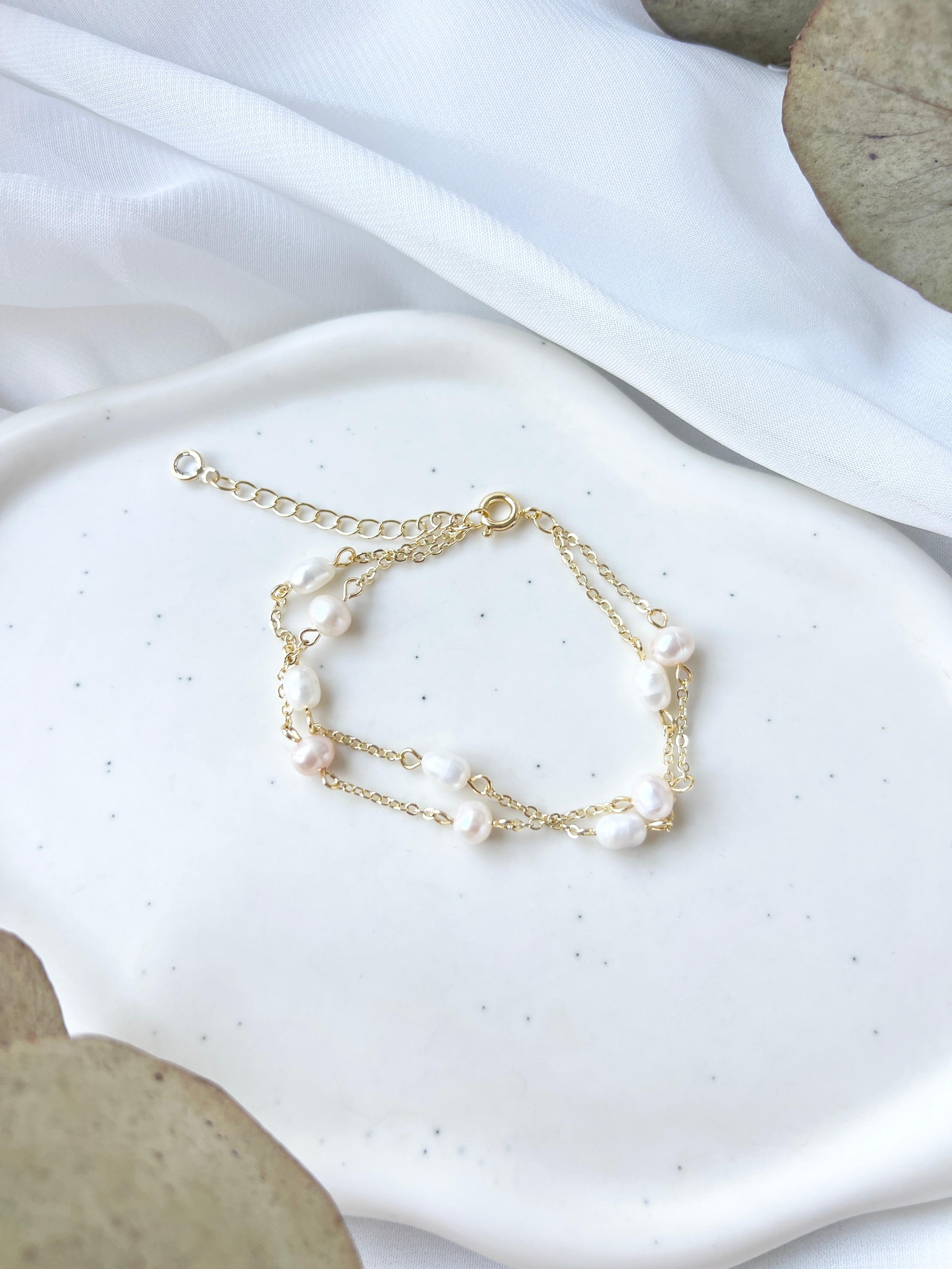 Feiner Brautschmuck, goldenes Armband mit weissen Perlen, Perlenschmuck, Perlenarmband, eleganter Brautschmuck, Geschenk fuer Sie, Geschenk Frauen, Damenschmuck