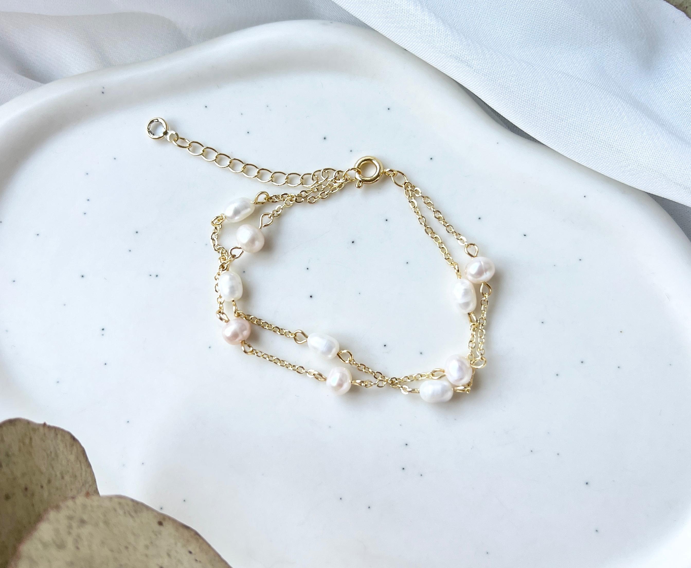 Feiner Brautschmuck, goldenes Armband mit weissen Perlen, Perlenschmuck, Perlenarmband, eleganter Brautschmuck, Geschenk fuer Sie, Geschenk Frauen, Damenschmuck