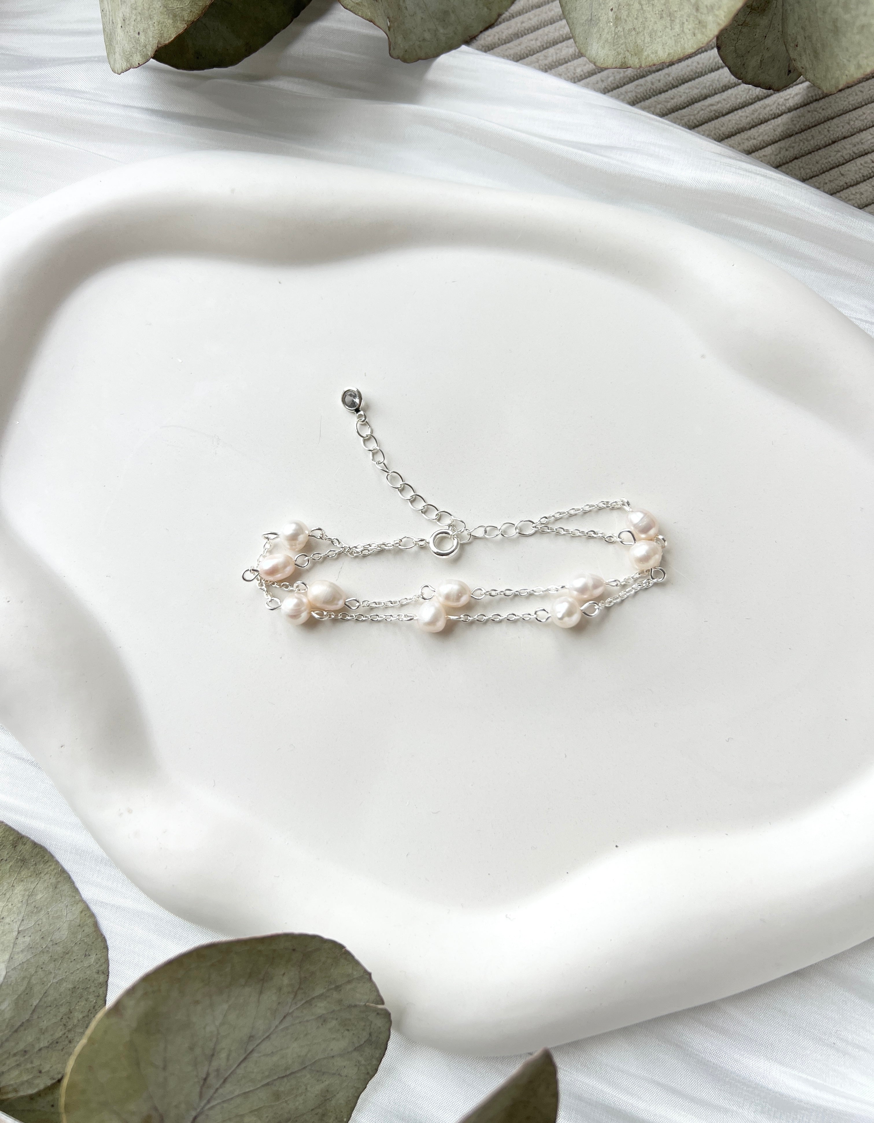 Armband, Silber, Brautschmuck, weiße Perlen, Perlenschmuck, Perlenarmband, feines Brautarmband, hochwertiger Schmuck, Hochzeit, Geschenk fuer Sie, Damenschmuck, Weihnachtsgeschenk Frauen, Armschmuck