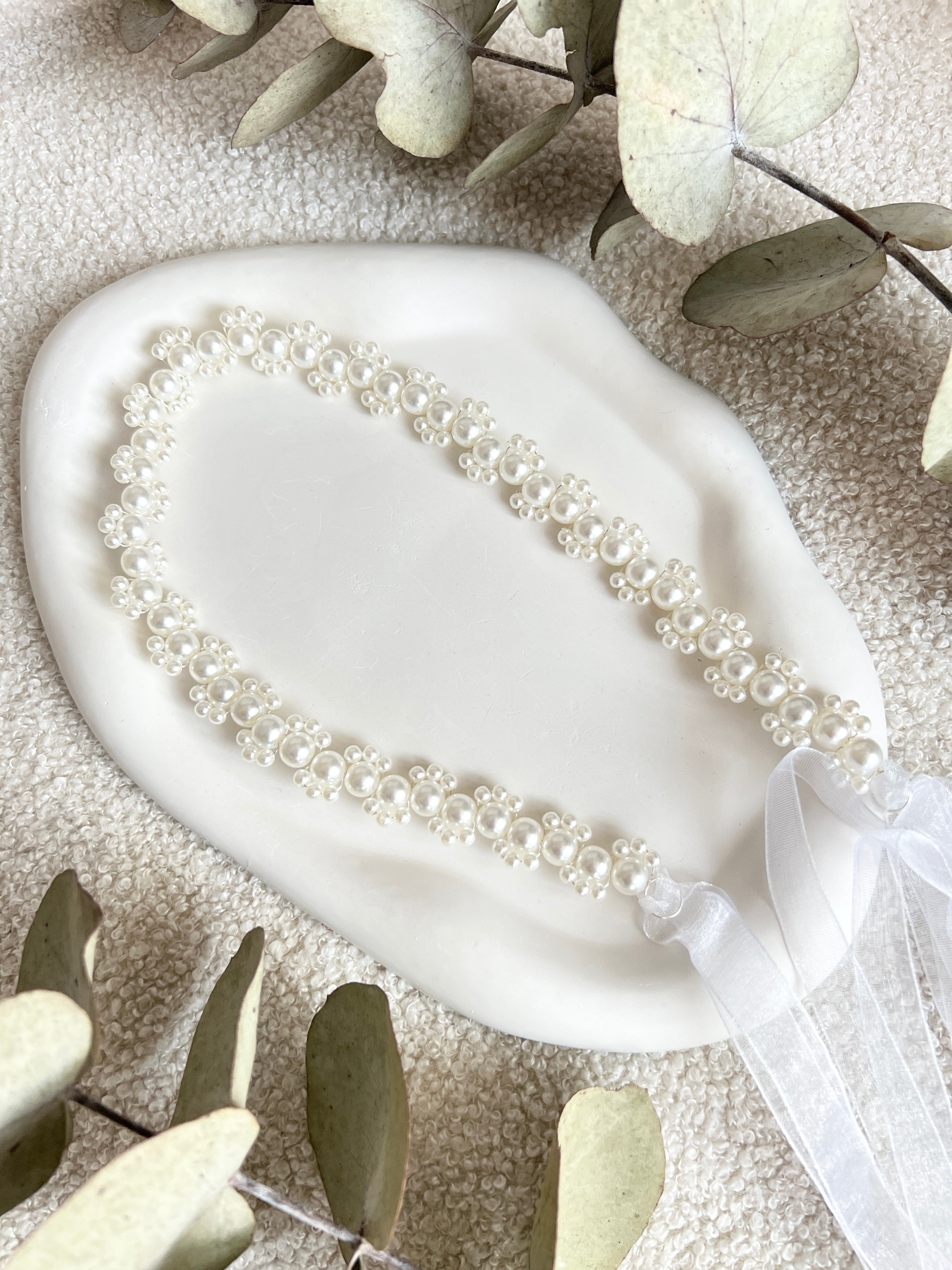 Brautgürtel mit feinen weißen Perlen, Perlenguertel, Einheitsgröße, Onesize, Brautschmuck, Brautzubehör, Perlenschmuck fuer die Braut, Standesamtlook, weddinginspiration, Bridalinspo, Wedding Inspiration, Bridaljewelry, Brautaccessoire, Perlenband