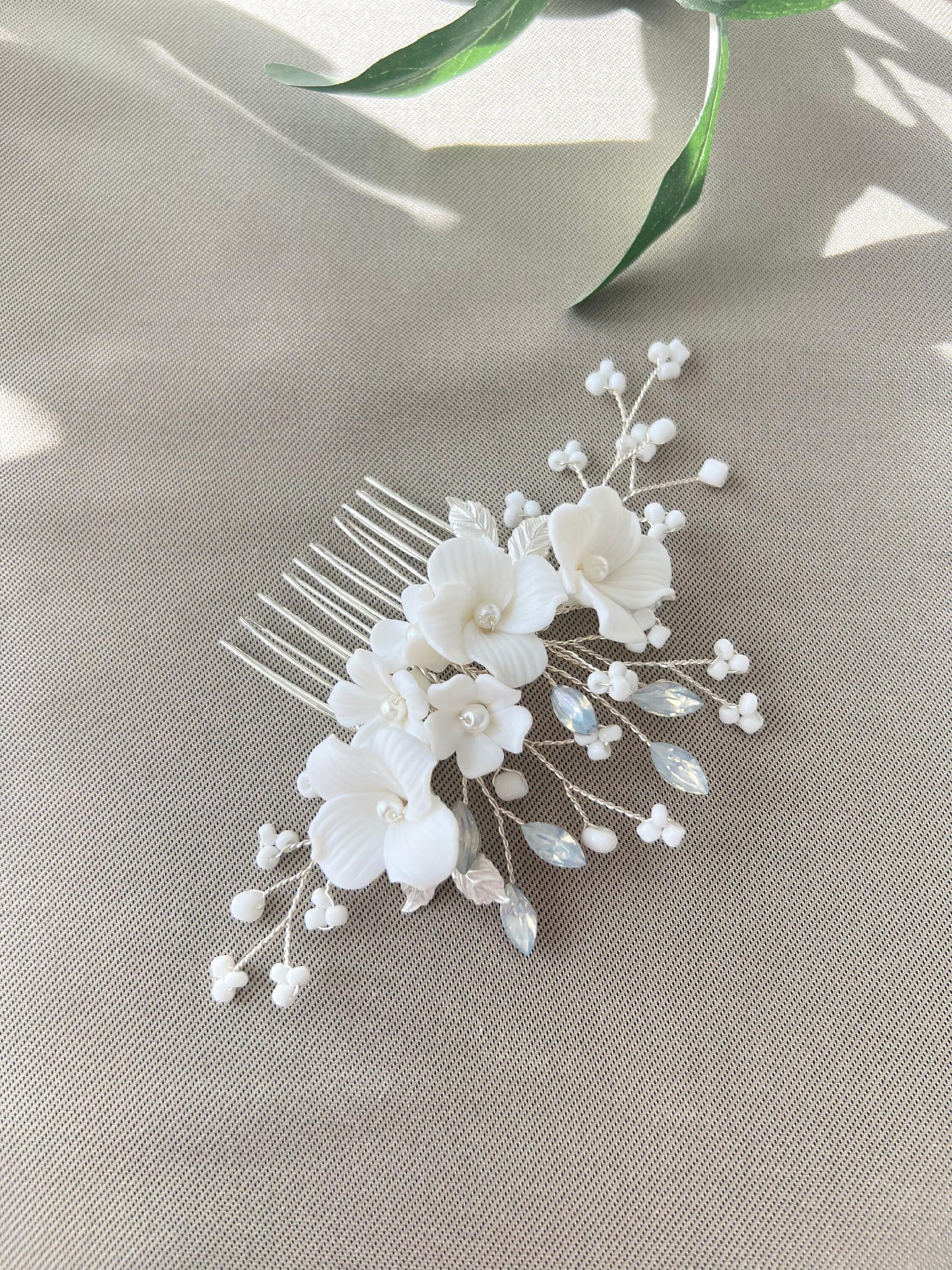 Haarkamm, Brautschmuck, feiner Brauthaarschmuck, Silber, Keramikblueten, weiße Porzellanblumen, Haarschmuck mitweissen Perlen, Perlenschmuck Hochzeit, Hochzeitsschmuck, blaeuliche Strasssteine_ Brautfrisur_Schmuckbluete