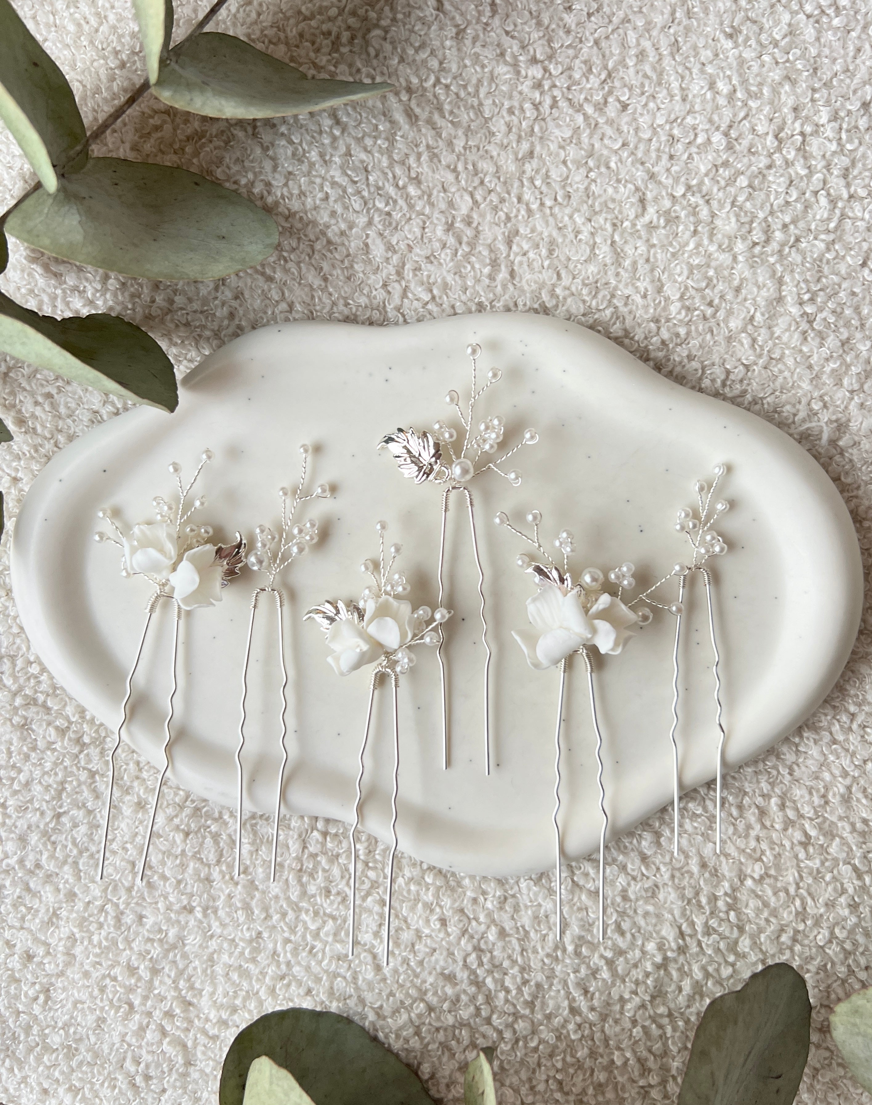 Brauthaarschmuck, Set Haarnadeln, Brautfrisur, Silber, weiße feine Perlen und zarte Blüten, Blumenhaarschmuck, Brautschmuck, Haarspangen für die Hochzeit, Schmuckbluete