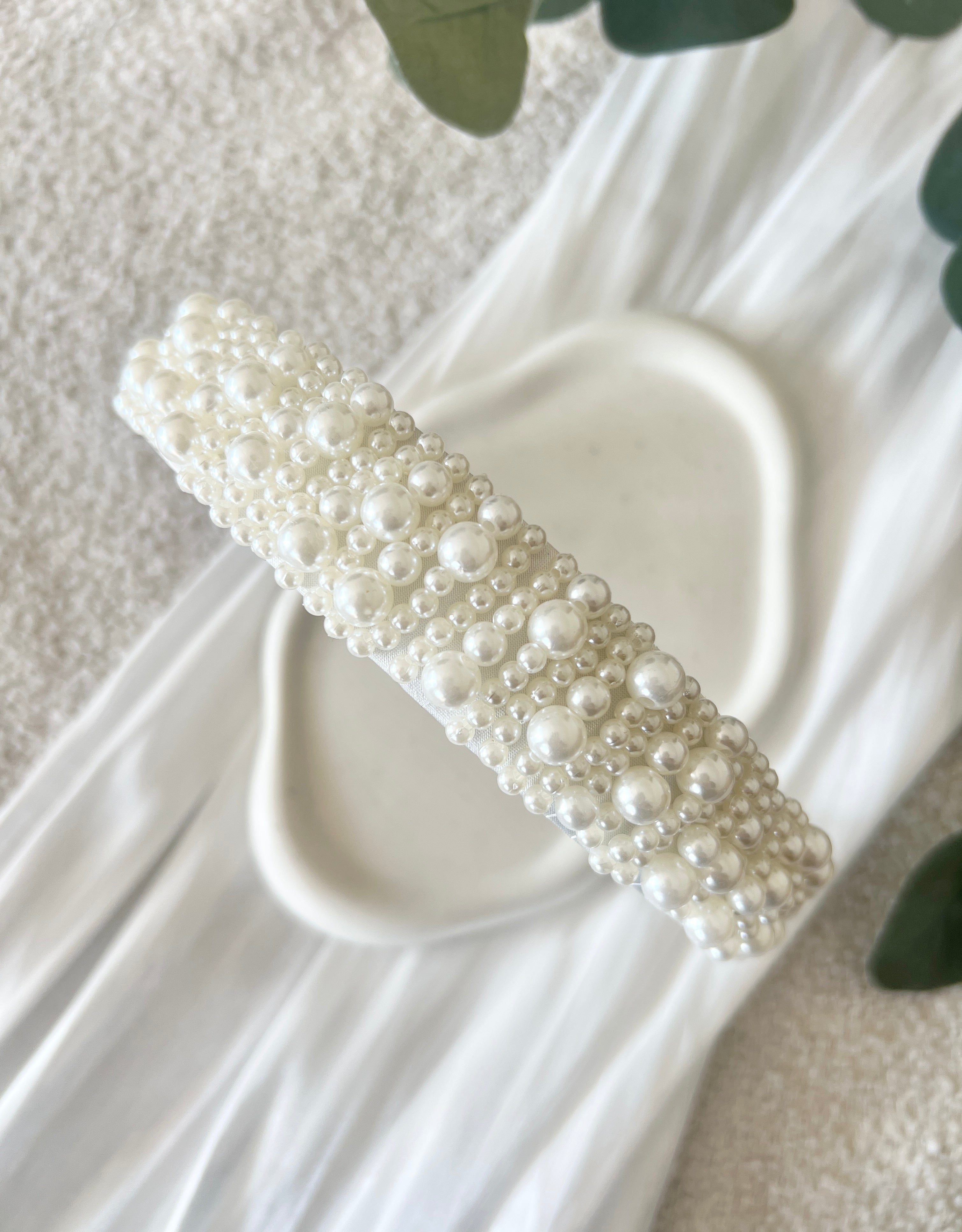 Brauthaarreif, Perlen, Weiß, Haarreif mit weißen Perlen, Perlenschmuck, Brautschmuck, Brauthaarschmuck für das Standesamt, modern, Hochzeit, Schmuckbluete
