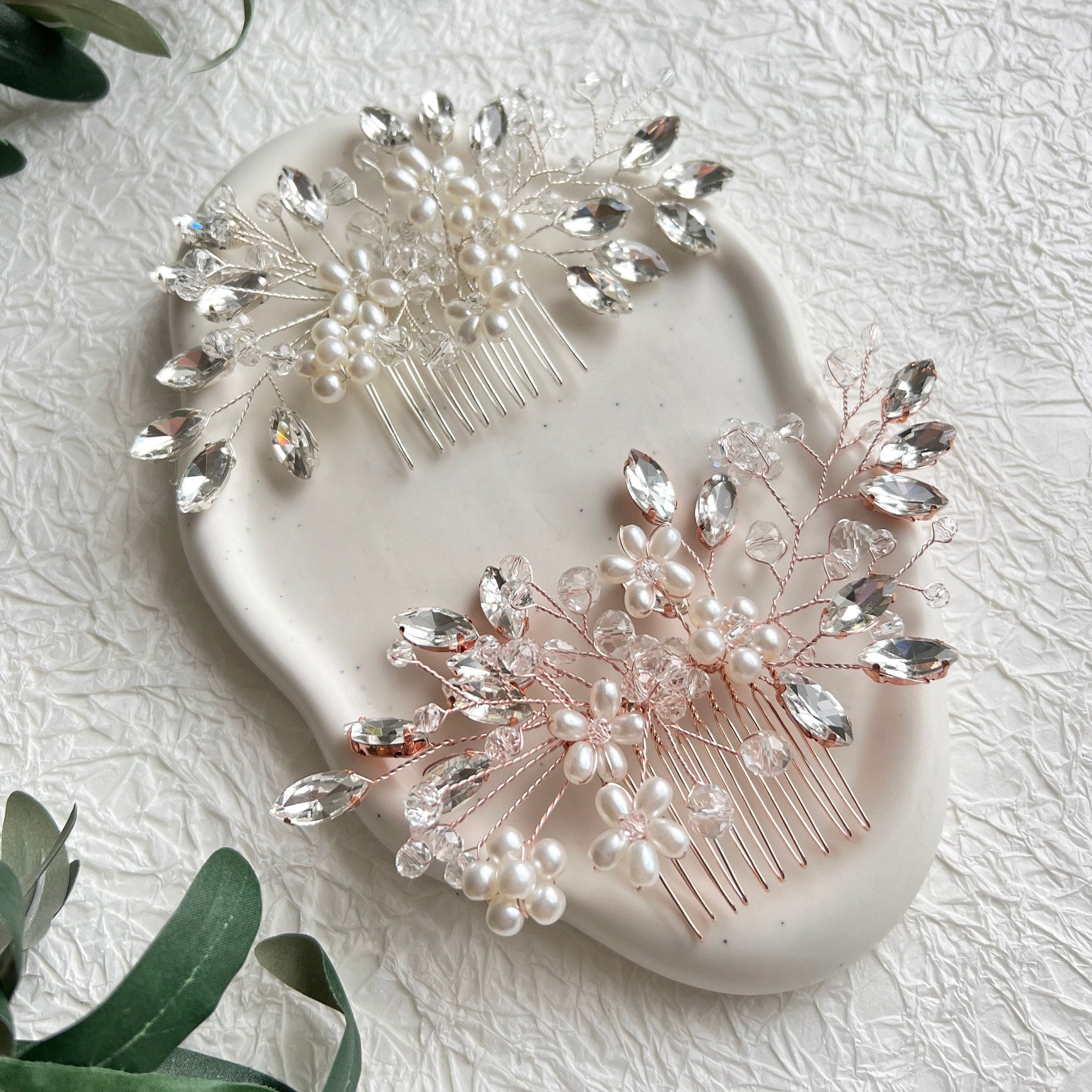 Brauthaarschmuck, Haarkamm, Silber oder Roségold, Blumen, weiße Perlen, Strass, - Roségold-Brauthaarschmuck-Schmuckblüte
